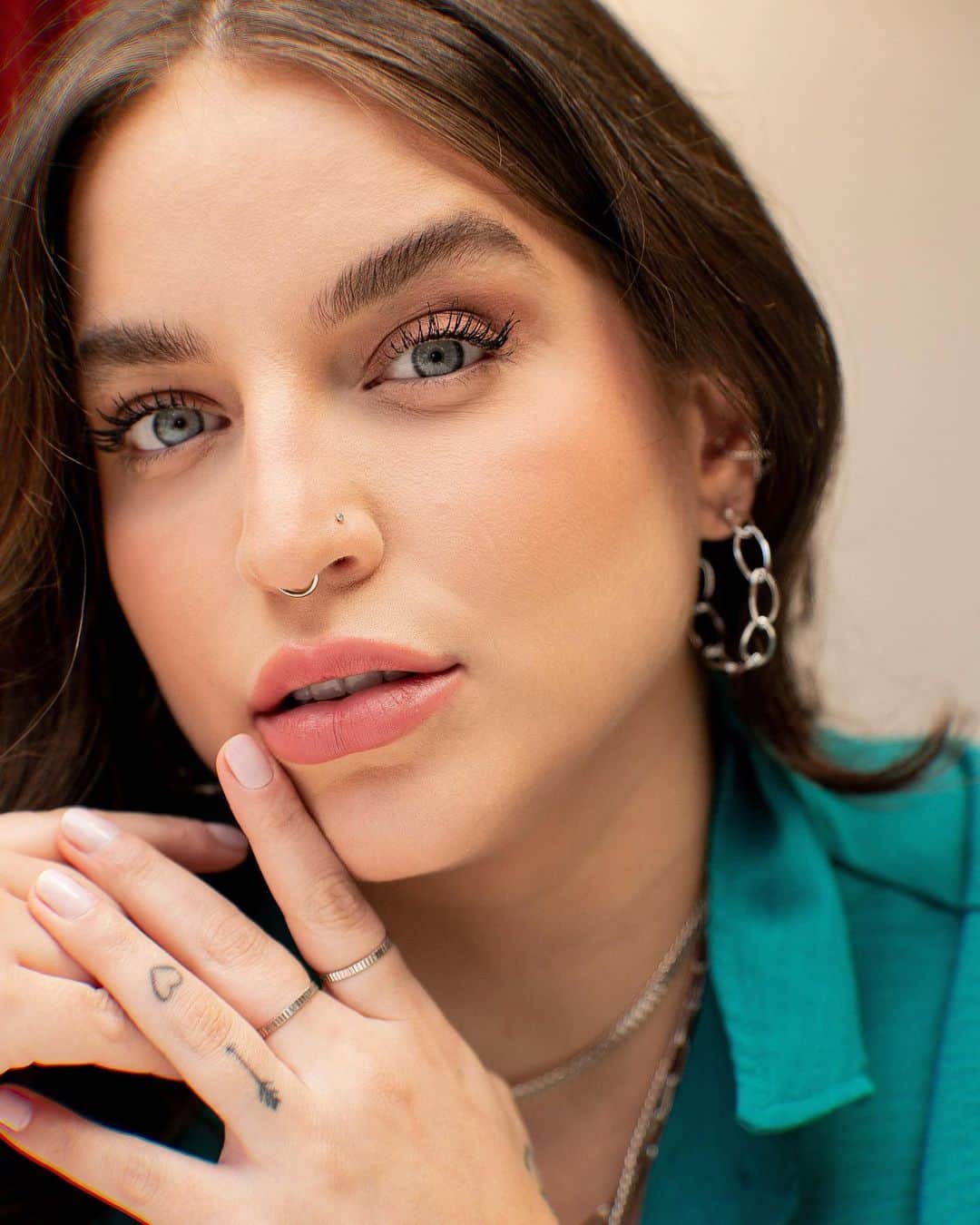 Bruna Unzuetaのインスタグラム：「Nada como um acessório para nos ajudar a transmitir toda beleza e poder necessário para cada ocasião. Minha aliada nessa missão não falha, @moranaoficial tem uma variedade de acessórios de alta qualidade, que além de acessíveis, são usados como ferramenta para nossa autoexpressão, transformando nosso visual e acrescentando nossa personalidade ao look. #publicidade」