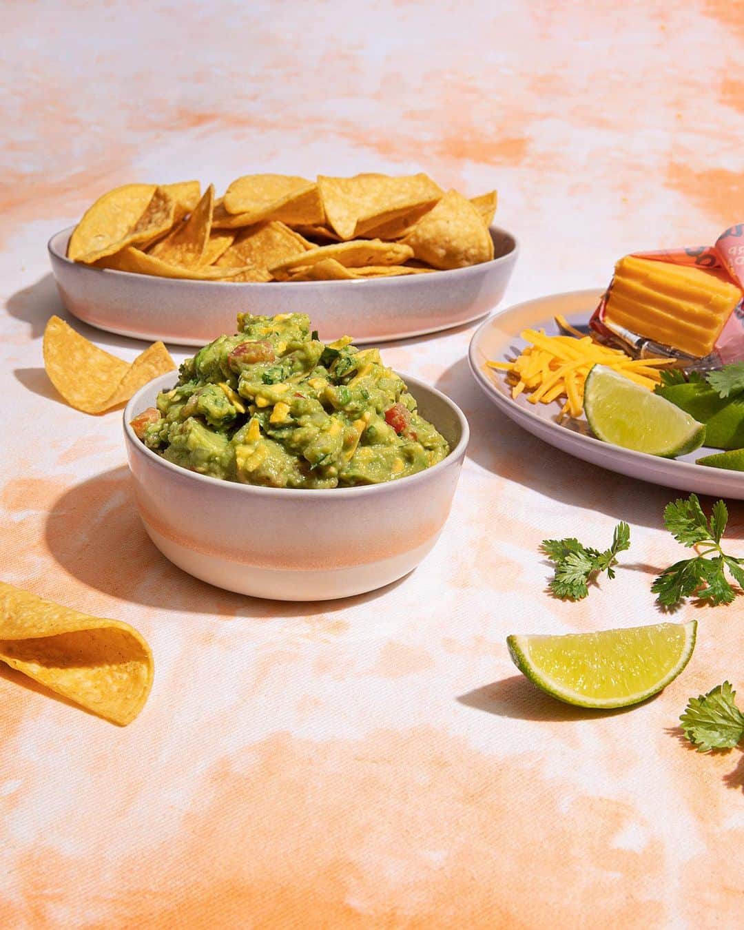 クリッシー・テイゲンのインスタグラム：「Ready for Cinco de Mayo? 🌮 While we never need an excuse to saddle up to a fat marg and a bottomless bowl of chips, we’ll take one!  We’ve rounded up some of our favorite Mexican-inspired recipes that are sure to be a hit at any party:  Left to right 👉 ✨ Cheesy Guacamole ✨ Elote-Style Grilled Vegetable Dip ✨ Spicy Jalapeño Margarita ✨ Bar Amá's Puffy Tacos  Recipes at the link in bio.」
