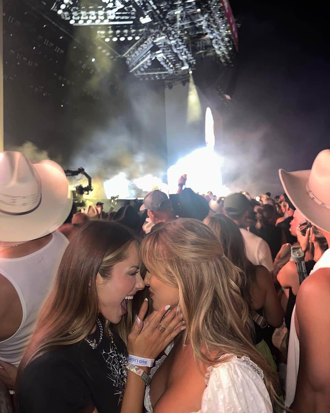 アリエル・ライッツマのインスタグラム：「Ari and Ang take stagecoach」