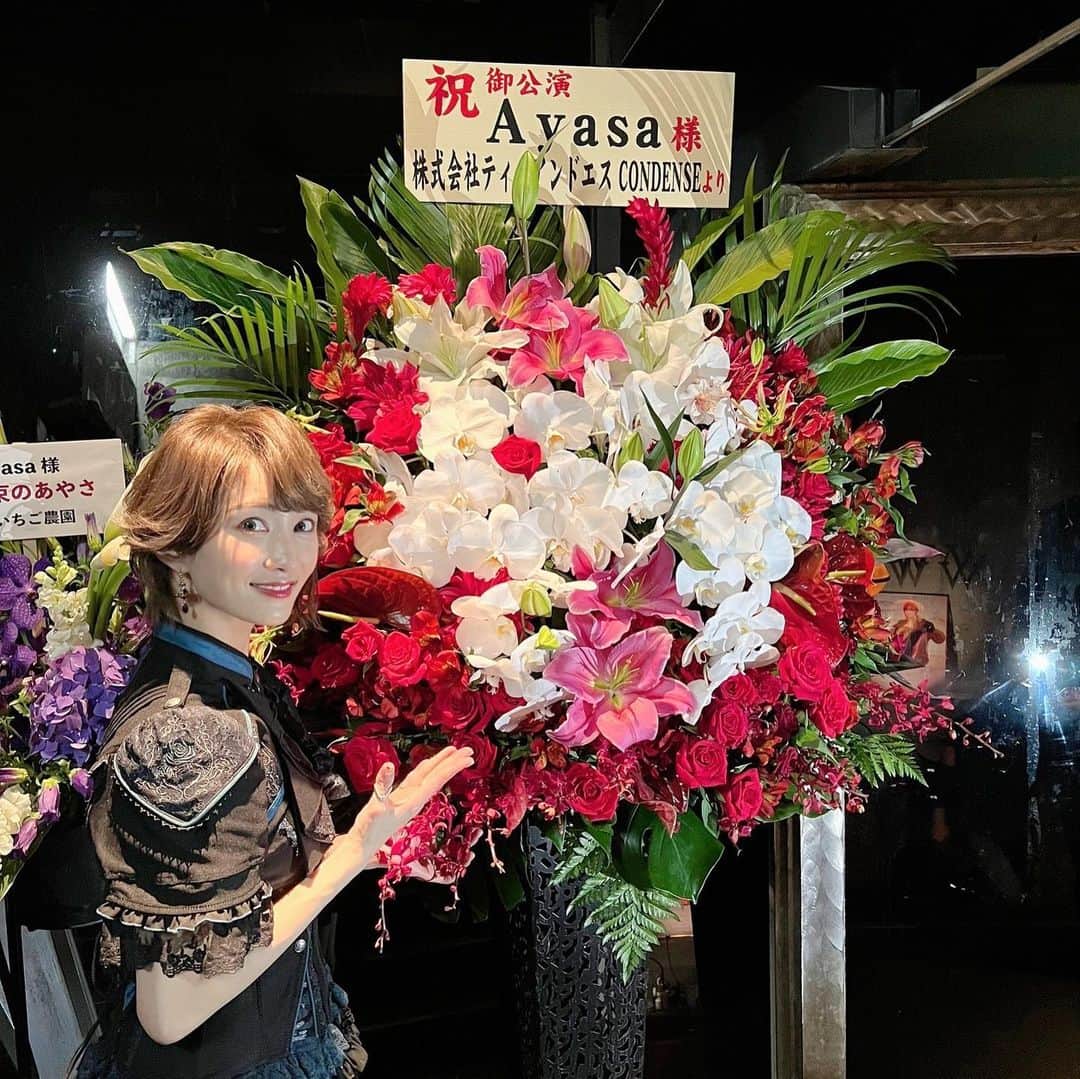 AYASAさんのインスタグラム写真 - (AYASAInstagram)「💐💐💐 素敵すぎるフラスタ&楽屋花さんたち🥰 ライブ会場を素敵に彩っていただいて本当に嬉しい💗ありがとうございました💗 今回楽屋花もちゃっかり物販コーナーの近くに飾らせていただいておりました🥰 ・ ・ #約束のあやさ  #渋谷www  #Ayasa #バヨリン弾き  #あやたみんずは優しい世界」5月3日 5時20分 - ayasa_doya