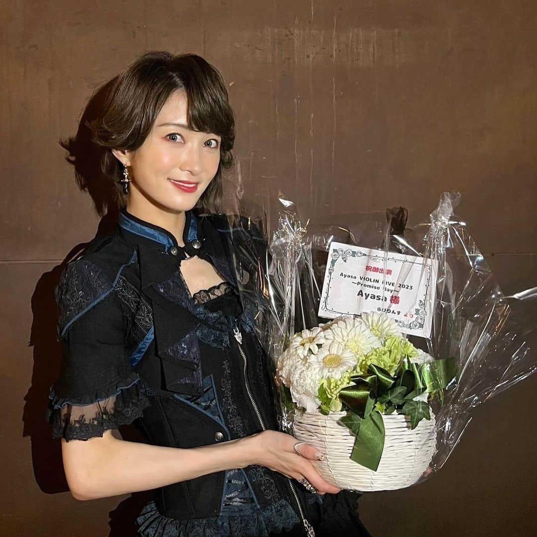 AYASAさんのインスタグラム写真 - (AYASAInstagram)「💐💐💐 素敵すぎるフラスタ&楽屋花さんたち🥰 ライブ会場を素敵に彩っていただいて本当に嬉しい💗ありがとうございました💗 今回楽屋花もちゃっかり物販コーナーの近くに飾らせていただいておりました🥰 ・ ・ #約束のあやさ  #渋谷www  #Ayasa #バヨリン弾き  #あやたみんずは優しい世界」5月3日 5時20分 - ayasa_doya