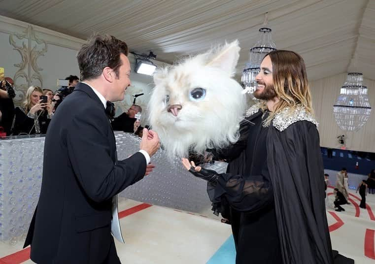 ジャレッド・レトさんのインスタグラム写真 - (ジャレッド・レトInstagram)「Choupette at The Met 🐾  @karllagerfeld @lizzobeeating @kimkardashian @kendalljenner @kyliejenner @jimmyfallon @annehathaway @salmahayek @scpsunlimited」5月3日 5時21分 - jaredleto