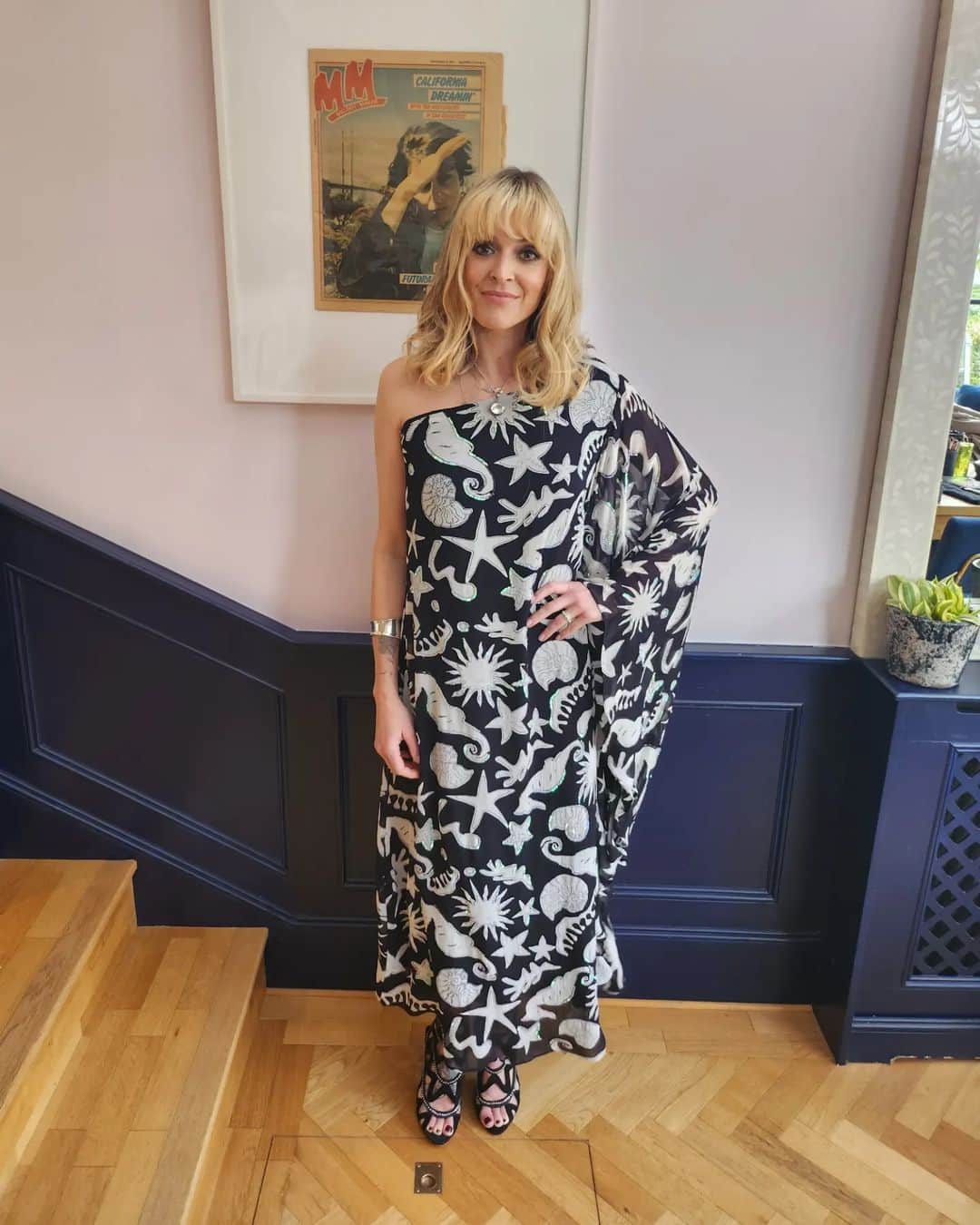 ファーン・コットンのインスタグラム：「Went to the Arias. Sounds of the 90's didn't win but we were chuffed to be nominated. Huge love and a massive shout out to producer Katie and Gaynor who give this show so much time, love and attention. They're the loveliest humans and make my job very easy.  Decided to basically dress at @rileykeough in Daisy Jones and The Six. Glad I did.  Congratulations to all the winners 🏆」