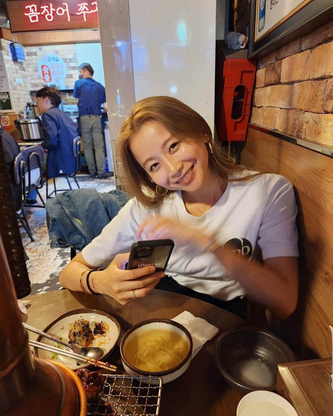 大田明奈さんのインスタグラム写真 - (大田明奈Instagram)「いきなり決めた韓国旅行🇰🇷 旅の目的は特に無し。笑 チムジルバンだけ行ければいいや〜って思ってたんだけど、ご飯が美味しすぎて、安くてほんと最高だった❗️ ①⑨Hwangjaebeol https://maps.app.goo.gl/QXBxzvhi8inJTpKM9?g_st=ic チュクミ？だったけな。名前忘れちゃった 美味しかったよ❣️ ②二日酔いでも食べれるソルロンタン🐃🍜 ③ ピョンユク(左)スンデ(右) ④ポッサム(左)豚足(右) 日本で食べる豚足はみためエグいけどこれなら食べれた😍 ⑤⑥⑦プロ カンジャンケジャン +82 2-543-4126 https://maps.app.goo.gl/J8dRVUSpjtjCTwBv9 絶対蟹の甲羅にご飯を入れて卵をほじくり出して混ぜて食べて🥹 これは今回の旅で一番美味しかった😭 カンジャンケジャンとヤンニョムケジャン ⑧ケランチム　日本で言う茶碗蒸し🐣　①のお店のケランチムが美味しかった😊 ⑩韓定食 品数半端ないけど、沢山食べれるし健康的だった〜😍  韓国事情　続く、、、 次は美容編  #韓国旅行   #どローカル  #カンジャンケジャン #プロカンジャンケジャン」5月3日 5時53分 - moreakee