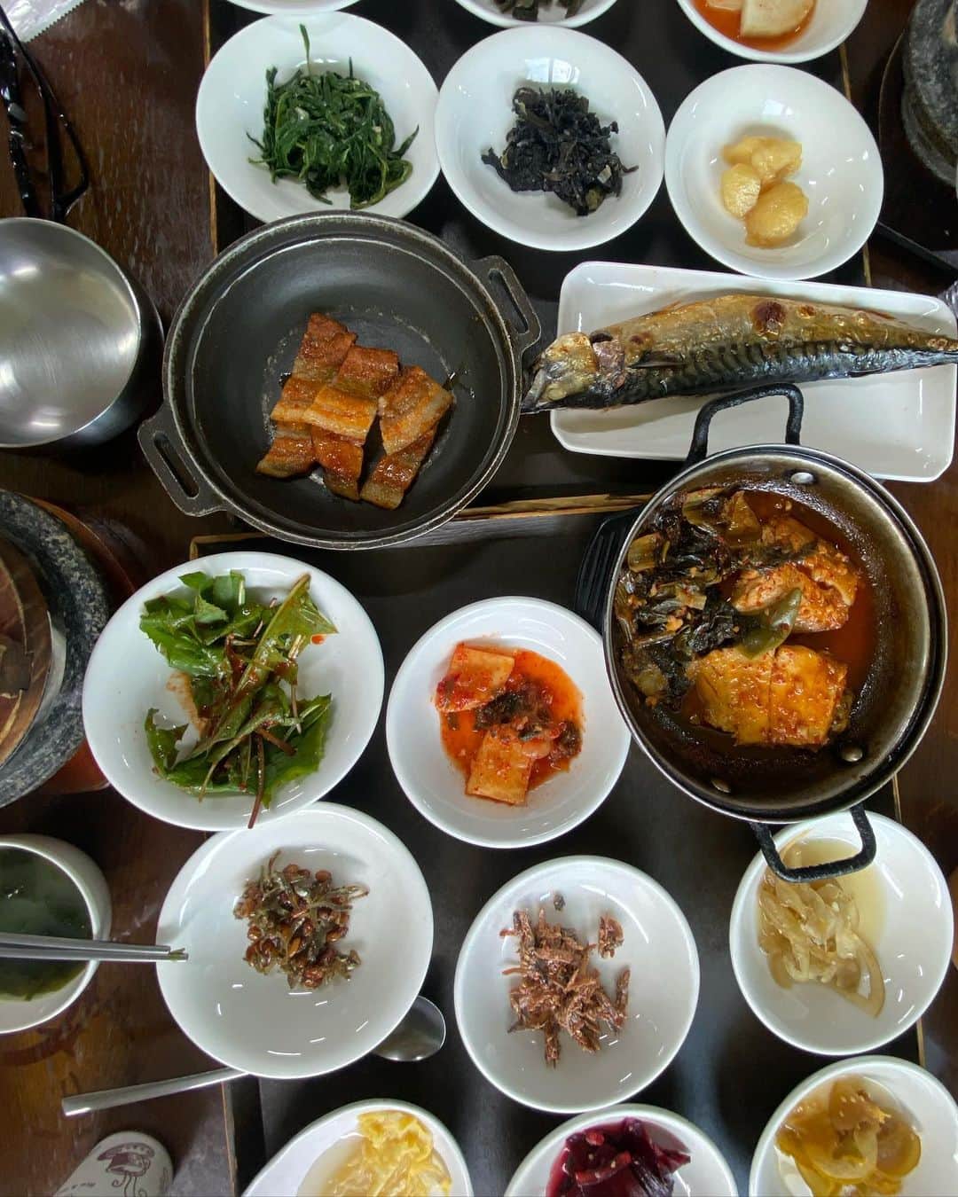 大田明奈さんのインスタグラム写真 - (大田明奈Instagram)「いきなり決めた韓国旅行🇰🇷 旅の目的は特に無し。笑 チムジルバンだけ行ければいいや〜って思ってたんだけど、ご飯が美味しすぎて、安くてほんと最高だった❗️ ①⑨Hwangjaebeol https://maps.app.goo.gl/QXBxzvhi8inJTpKM9?g_st=ic チュクミ？だったけな。名前忘れちゃった 美味しかったよ❣️ ②二日酔いでも食べれるソルロンタン🐃🍜 ③ ピョンユク(左)スンデ(右) ④ポッサム(左)豚足(右) 日本で食べる豚足はみためエグいけどこれなら食べれた😍 ⑤⑥⑦プロ カンジャンケジャン +82 2-543-4126 https://maps.app.goo.gl/J8dRVUSpjtjCTwBv9 絶対蟹の甲羅にご飯を入れて卵をほじくり出して混ぜて食べて🥹 これは今回の旅で一番美味しかった😭 カンジャンケジャンとヤンニョムケジャン ⑧ケランチム　日本で言う茶碗蒸し🐣　①のお店のケランチムが美味しかった😊 ⑩韓定食 品数半端ないけど、沢山食べれるし健康的だった〜😍  韓国事情　続く、、、 次は美容編  #韓国旅行   #どローカル  #カンジャンケジャン #プロカンジャンケジャン」5月3日 5時53分 - moreakee