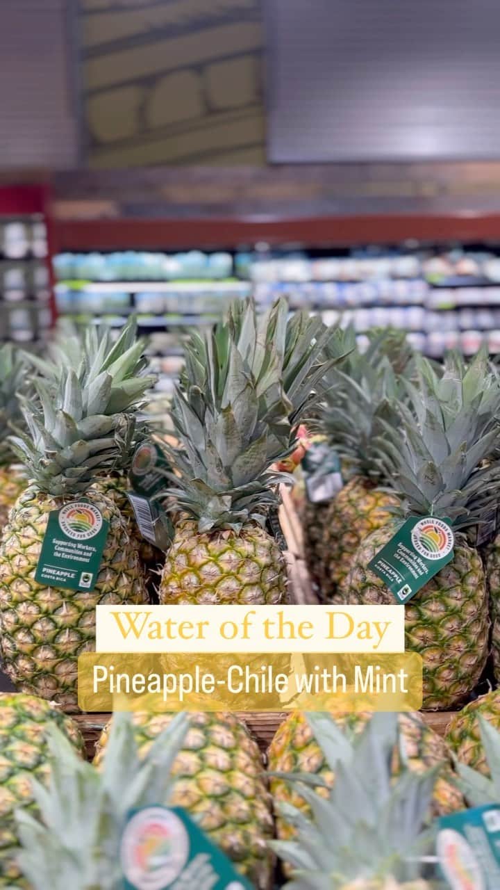 Whole Foods Marketのインスタグラム：「A pineapple, serrano pepper and mint sprig walk into a pitcher… #wateroftheday」