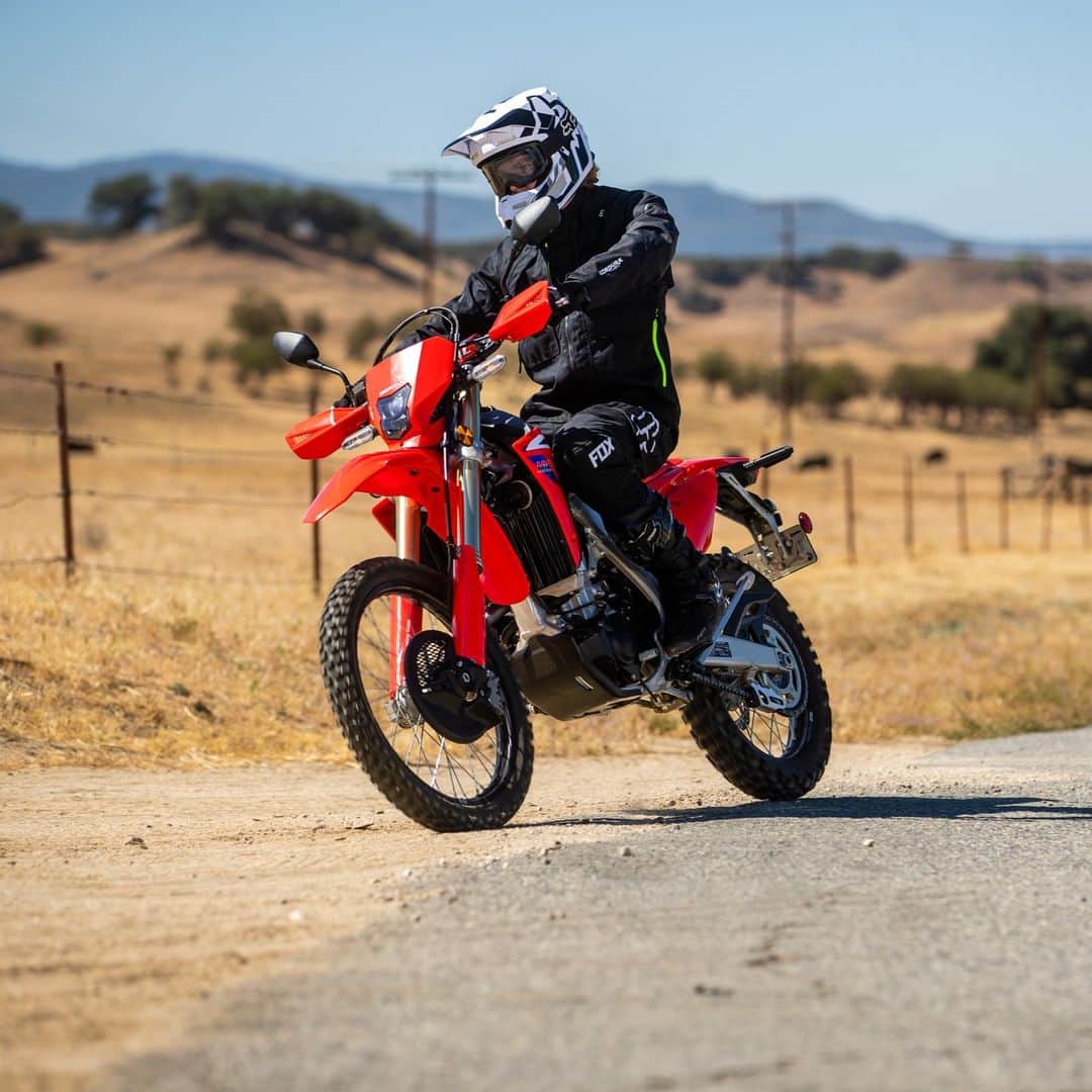 Honda Powersports USさんのインスタグラム写真 - (Honda Powersports USInstagram)「It's called dual-sport for a reason, so why settle for a bike that's skewed toward mono-sport? The CRF450RL proves that versatile performance is possible, and it's right at home before, during and after the road turns to off-road. #DualSport #CRF450RL」5月3日 6時06分 - honda_powersports_us