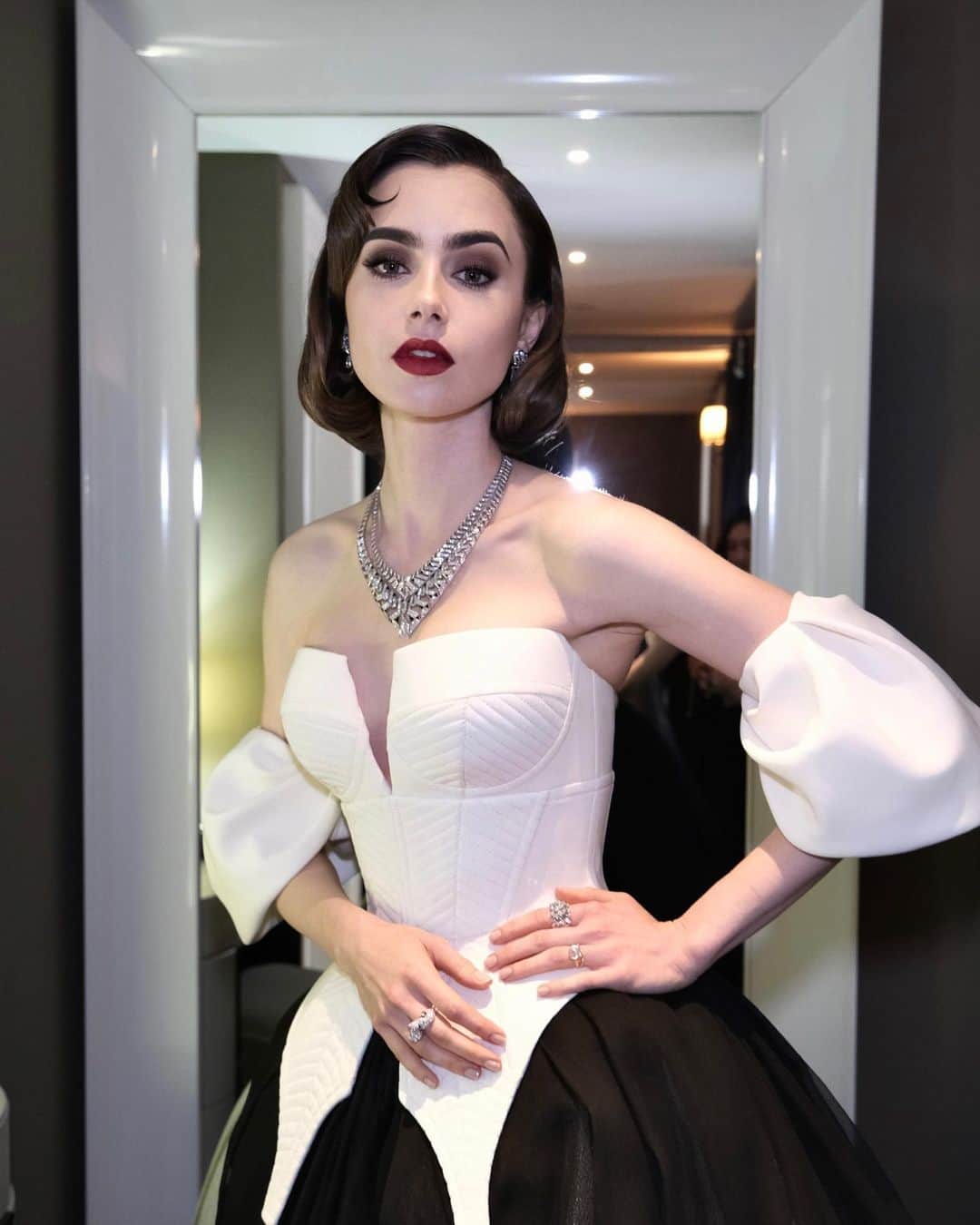 Lancôme Officialさんのインスタグラム写真 - (Lancôme OfficialInstagram)「Behind the scenes of @lilyjcollins old Hollywood glam for the #MetGala by @fionastiles, using l’Absolu Rouge Drama Matte in Rouge Pigalle.  #Lancome #RedCarpet #Makeup」5月3日 6時19分 - lancomeofficial