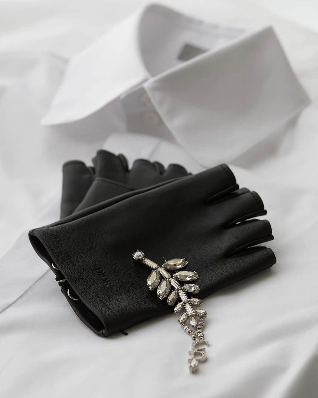 クリスチャンディオールさんのインスタグラム写真 - (クリスチャンディオールInstagram)「Newly awarded Oscar winner @KeHuyQuan attended the #MetGala 2023 in a custom striped suit by @MrKimJones with jeweled fingerless gloves as a tribute to the evening’s theme honoring Karl Lagerfeld. Swipe to see the #DiorSavoirFaire behind the look worn to the @MetCostumeInstitute event.  © Photos Savoir-Faire: Sophie Carre」5月3日 6時22分 - dior