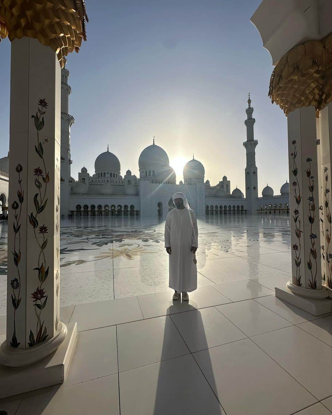 ビッグ・ショーンさんのインスタグラム写真 - (ビッグ・ショーンInstagram)「Out in Abu Dhabi they love me like i’m Emirati,  They gave me $ _ _k every minute for bout an hour,  they asked me if i want it in Gold or American Dollars?  Just like every choice in life i went with the one that was most solid 🌍🤲🏾✨  Big Love to everybody in UAE who came out 🤞🏾」5月3日 6時23分 - bigsean