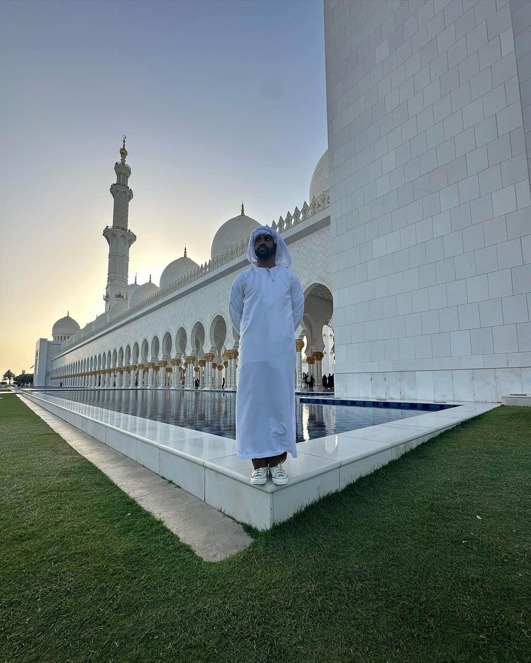 ビッグ・ショーンさんのインスタグラム写真 - (ビッグ・ショーンInstagram)「Out in Abu Dhabi they love me like i’m Emirati,  They gave me $ _ _k every minute for bout an hour,  they asked me if i want it in Gold or American Dollars?  Just like every choice in life i went with the one that was most solid 🌍🤲🏾✨  Big Love to everybody in UAE who came out 🤞🏾」5月3日 6時23分 - bigsean