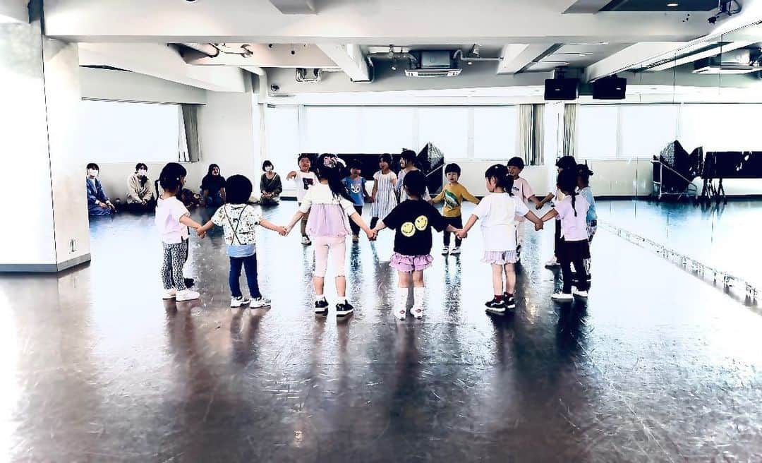 Shingo Okamotoのインスタグラム：「Children are the future,  believe in the beauty of their dreams🌏🌏🌏🌏🌏💙」
