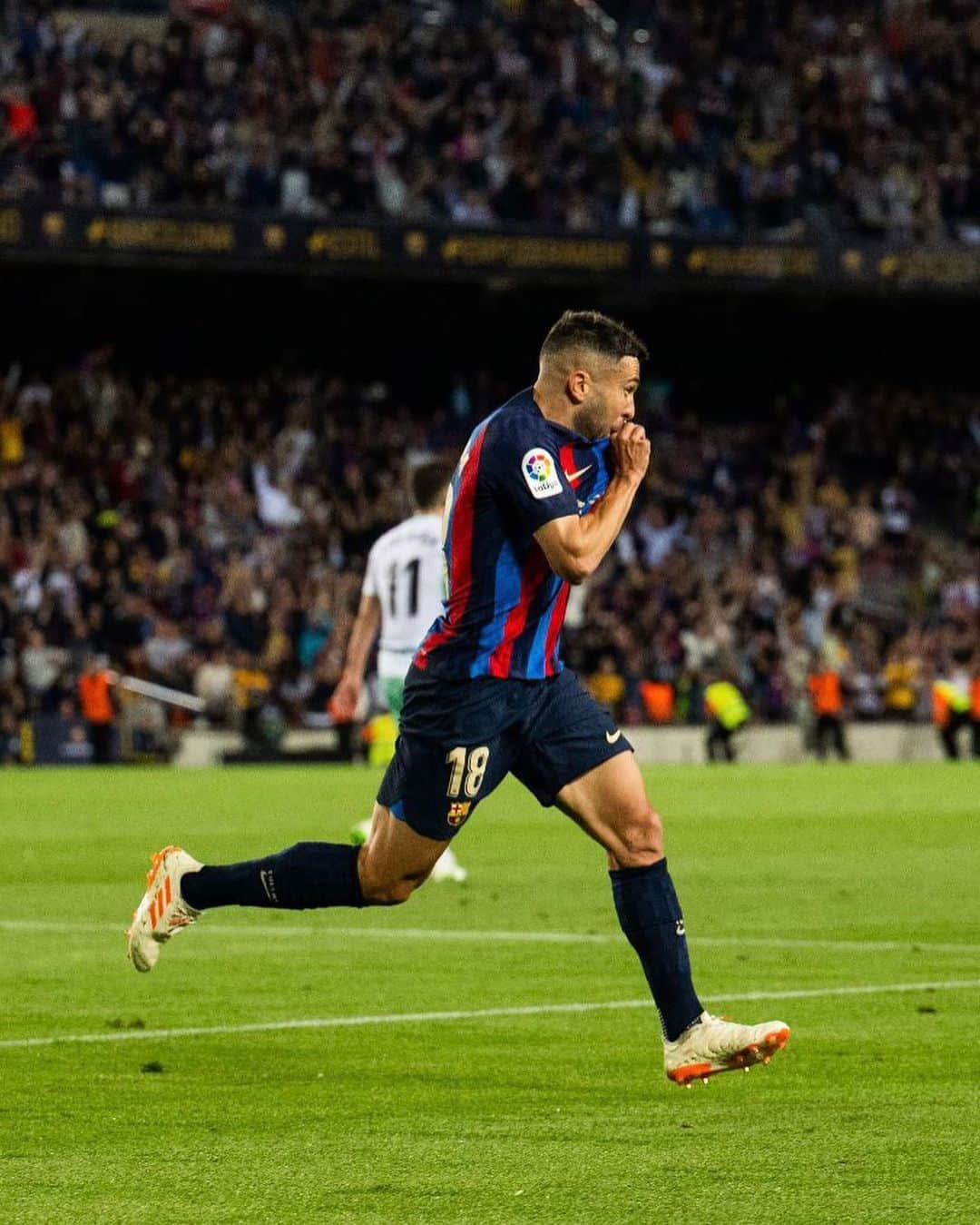 ジョルディ・アルバのインスタグラム：「Vamosss!! Cada vez estamos más cerca… FORÇA BARÇA!!! 💪🏻💙❤️」