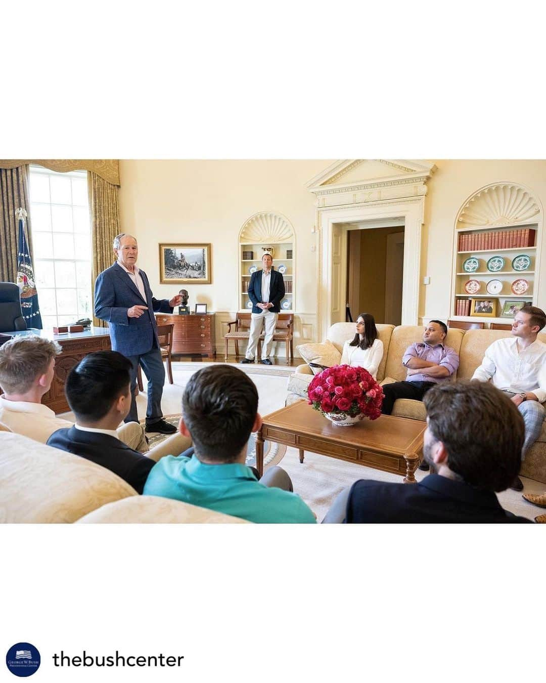 ジョージ・H・W・ブッシュさんのインスタグラム写真 - (ジョージ・H・W・ブッシュInstagram)「Repost @thebushcenter ⁣ ⁣ President Bush surprised a group of @smudallas student veterans this morning as the Bush Center celebrates its 10-year anniversary. He expressed his gratitude for the students’ service in the U.S. military — many of whom are at @smudallas through the GI Bill —before taking questions from and photos with them. ⁣ ⁣ A decade ago, when the Bush Museum opened to the public, President Bush surprised the first group of students in the Oval Office replica while they were on a field trip. We’re grateful to SMU and the North Texas community for welcoming us and look forward to continuing to be a part of these vibrant communities.」5月3日 6時34分 - georgewbush