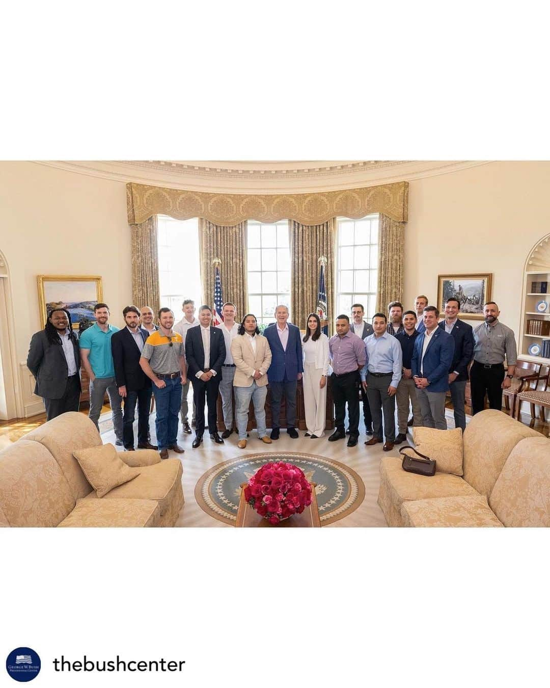 ジョージ・H・W・ブッシュさんのインスタグラム写真 - (ジョージ・H・W・ブッシュInstagram)「Repost @thebushcenter ⁣ ⁣ President Bush surprised a group of @smudallas student veterans this morning as the Bush Center celebrates its 10-year anniversary. He expressed his gratitude for the students’ service in the U.S. military — many of whom are at @smudallas through the GI Bill —before taking questions from and photos with them. ⁣ ⁣ A decade ago, when the Bush Museum opened to the public, President Bush surprised the first group of students in the Oval Office replica while they were on a field trip. We’re grateful to SMU and the North Texas community for welcoming us and look forward to continuing to be a part of these vibrant communities.」5月3日 6時34分 - georgewbush