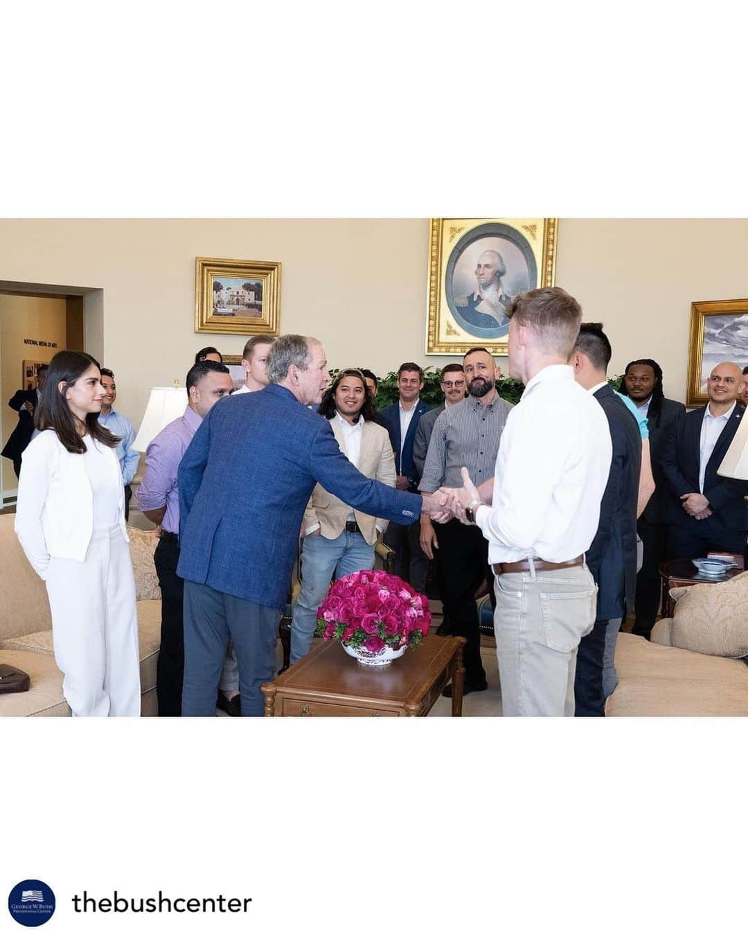 ジョージ・H・W・ブッシュさんのインスタグラム写真 - (ジョージ・H・W・ブッシュInstagram)「Repost @thebushcenter ⁣ ⁣ President Bush surprised a group of @smudallas student veterans this morning as the Bush Center celebrates its 10-year anniversary. He expressed his gratitude for the students’ service in the U.S. military — many of whom are at @smudallas through the GI Bill —before taking questions from and photos with them. ⁣ ⁣ A decade ago, when the Bush Museum opened to the public, President Bush surprised the first group of students in the Oval Office replica while they were on a field trip. We’re grateful to SMU and the North Texas community for welcoming us and look forward to continuing to be a part of these vibrant communities.」5月3日 6時34分 - georgewbush