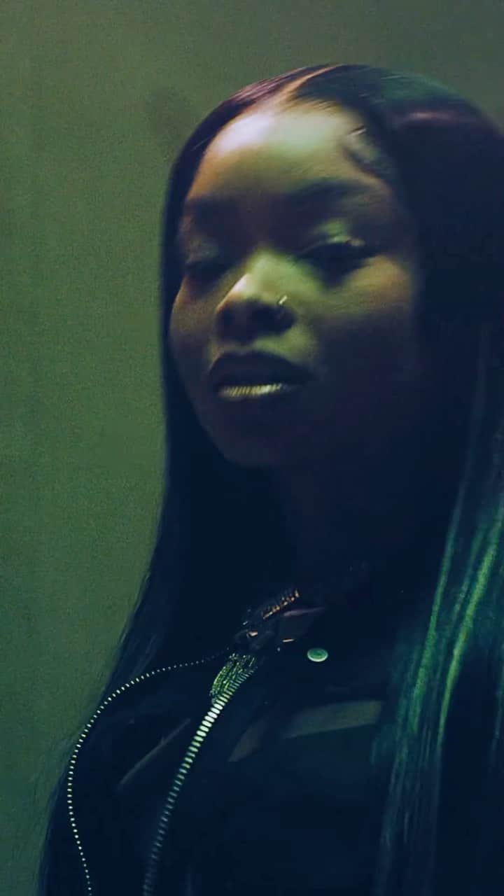 Vevoのインスタグラム：「On “Just Relax,” @Lola.Brooke dives into her NYC rap roots by sampling Black Sheep’s “The Choice Is Yours.” Watch her deliver a #ctrl performance of it, straight from Brooklyn. 🔊🗽 ⠀⠀⠀⠀⠀⠀⠀⠀⠀ ▶️ [Link in bio]」