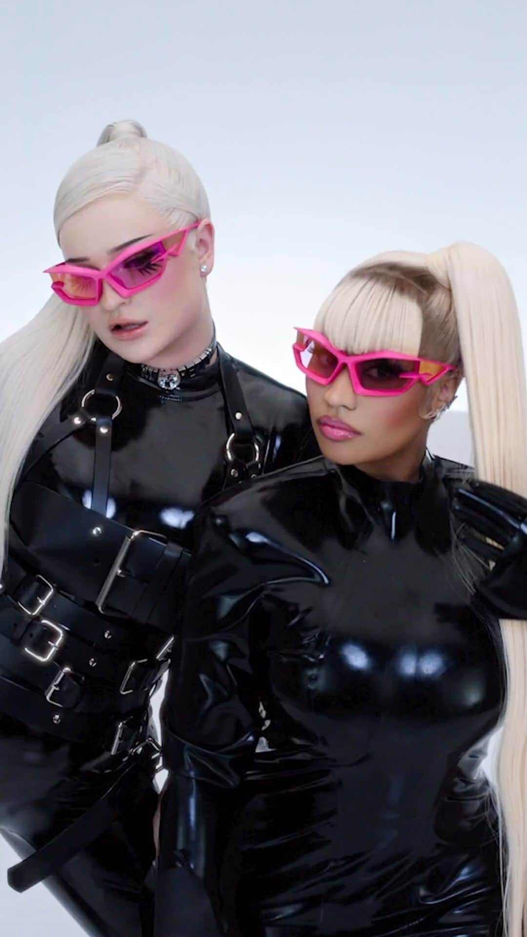 Vevoのインスタグラム：「“She just changed my life in so many ways with that verse,” says @kimpetras about working with @nickiminaj. Watch the iconic duo dance it out in “Alone.” ⠀⠀⠀⠀⠀⠀⠀⠀⠀ ▶️ [Link in Bio]」