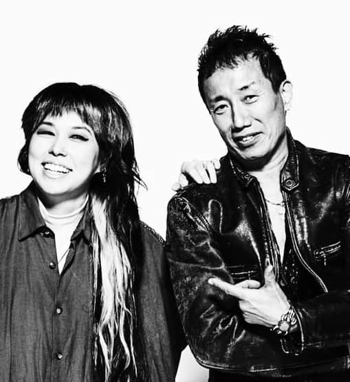 AIのインスタグラム：「なんと、、昨日長渕剛さんが私のことをインスタでアップしてくれました！！ もうその文が最高w(気になる方は是非見に行ってみてくださいw) 笑いとなんか感動もあって、、 そんなふうに言ってくれてありがたい！  長渕さんのことはいつもにいちゃんと呼ばせてもらってますが、お家にお餅つきに行かせてもらったり、うちの子供達が生まれた時にもお祝いに来てくれたり、、ライブを見にきてくれたりその時誕生日も被ってて、気を遣わなくてもいいのにきていただけるだけでもう、、って感じなのにわざわざブーツをプレゼントしていただいて、、 まー履けないよね、、w  お家にいきなり見たこともないすんごい美味しいものがとどいていたり、、もう長渕ファミリーには感謝してもしても、、って感じです。  まー私がこんな長い文を書くのは珍しいので気持ちが皆様に伝わってると思いますがw とにかく本当に歌ったら神！ どうやったらその域に行けるのか、、、 これはまー毎日の生き方が違うんだろうなー、もうそこに命をかけてるなーって感じでまだ死ねない私にはまだまだ、、、 でもいつかそんなシンガーになれたらと！ まーまだまだ素晴らしいとこがいっぱいあって、にいちゃんもそうだけどにいちゃんの家族も最高すぎて、、  まー終われないのでまたいつかw  あんまり言うと嘘っぽくなるしねw  とにかくにいちゃん！カッペ族！w きばるがーーーー！！！🔥🔥🔥w  今日にも感謝！！！  皆さんも最高の１日を！！！」