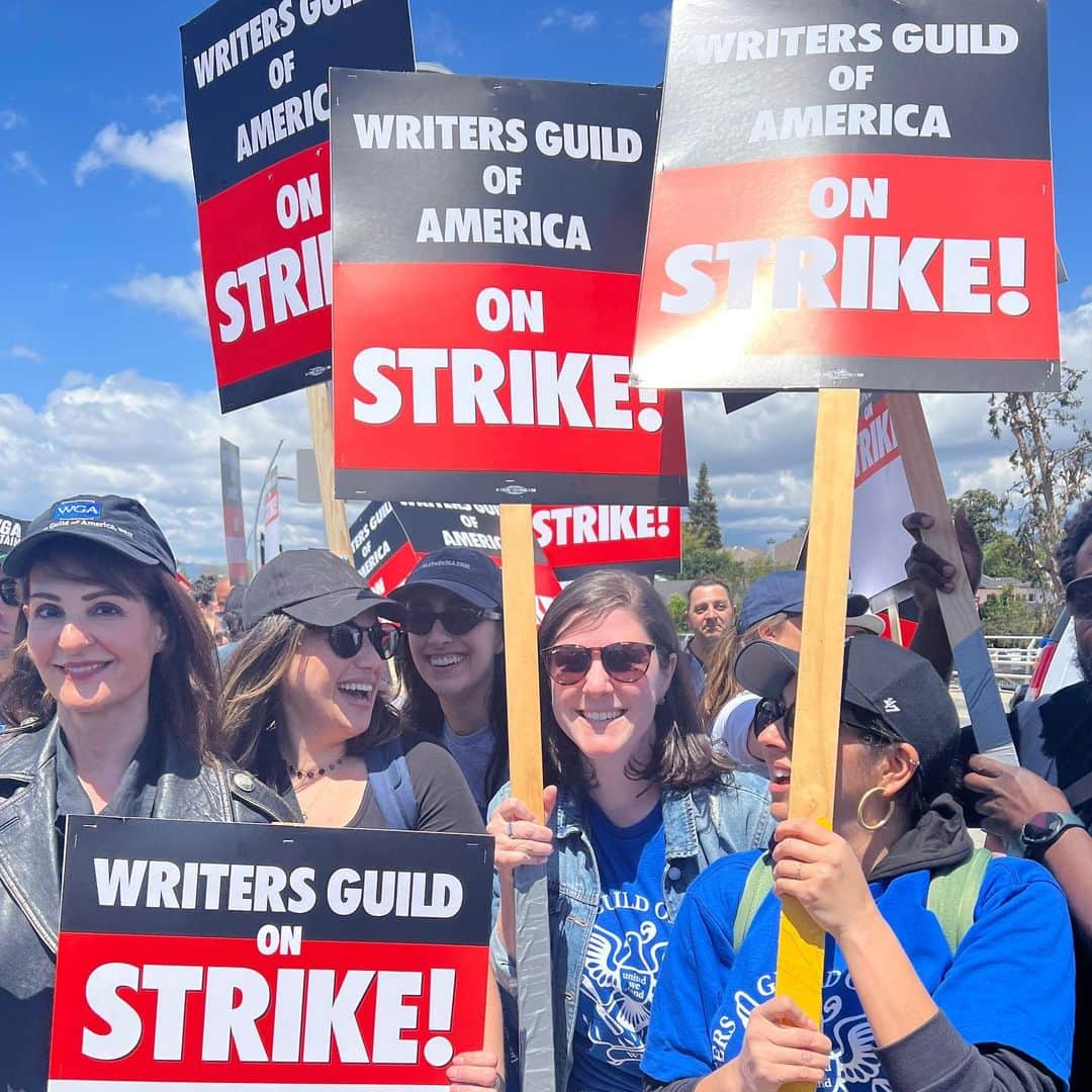 ニア・ヴァルダロスのインスタグラム：「This is how to get a bunch of writers of our dark writing caves. Thank you for organizing us Writers Guild of America… and for negotiating fair pay for writers. #istandwiththewga」