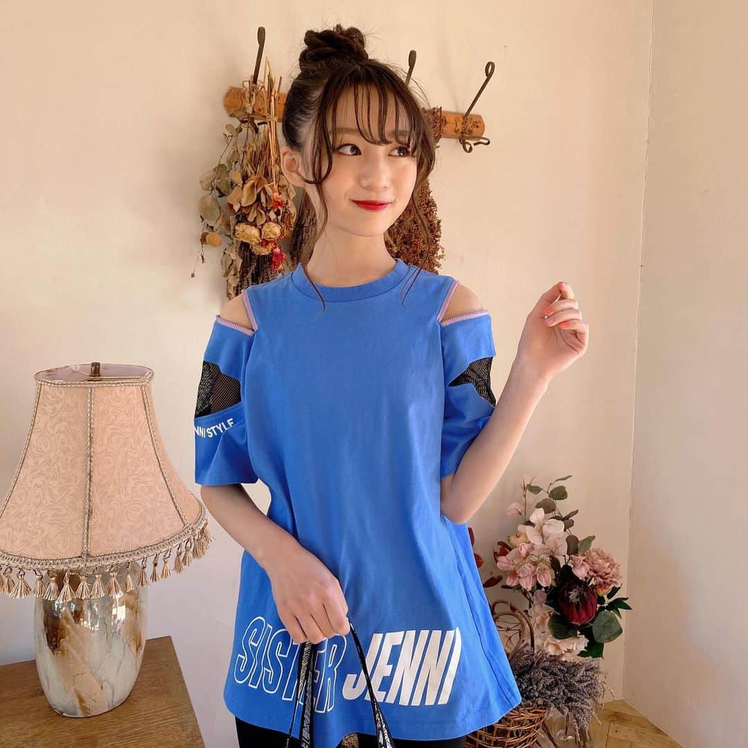 シスタージェニィのインスタグラム：「キレイなブルーのTシャツは接触冷感機能付き❤︎ 触るとひんやり❄️🫧肩のZIPを開けて更に涼しく🍧  ビーチでもタウンでも使えるメッシュトートもオススメだよー  #sisterjenni #シスタージェニィ  #飯尾夢奏  #夏服」