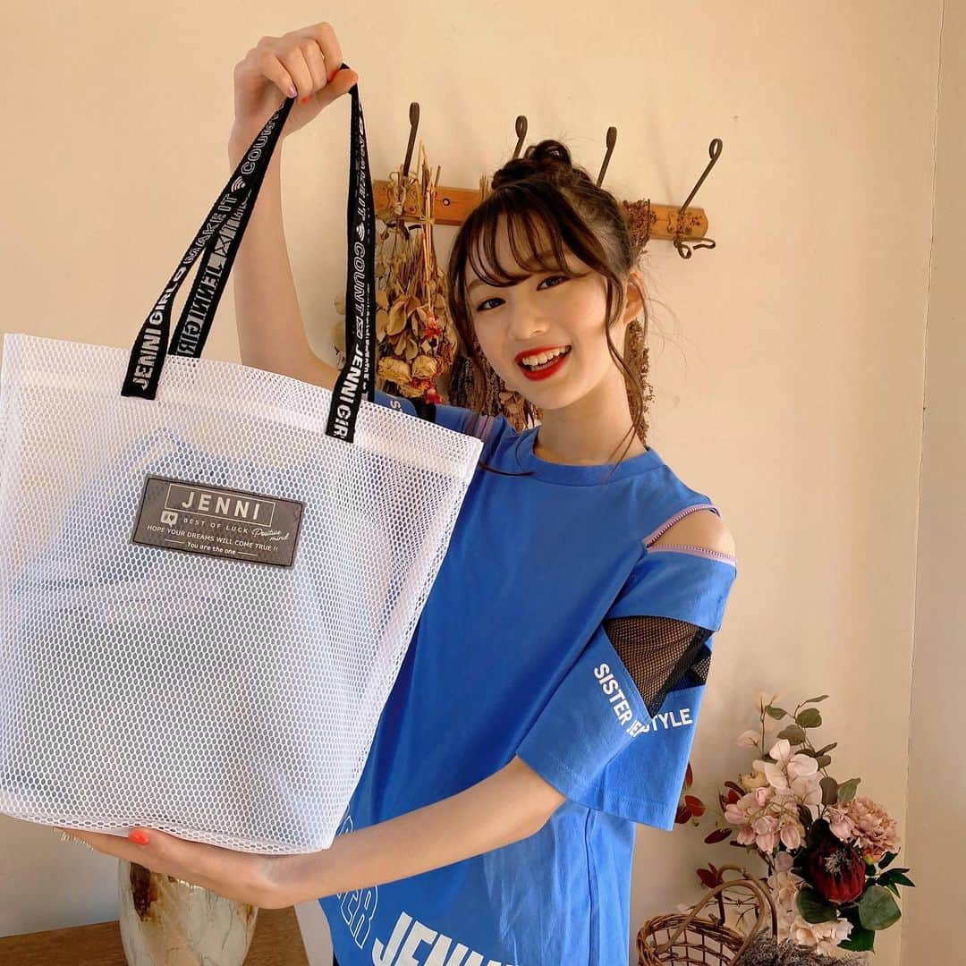 シスタージェニィさんのインスタグラム写真 - (シスタージェニィInstagram)「キレイなブルーのTシャツは接触冷感機能付き❤︎ 触るとひんやり❄️🫧肩のZIPを開けて更に涼しく🍧  ビーチでもタウンでも使えるメッシュトートもオススメだよー  #sisterjenni #シスタージェニィ  #飯尾夢奏  #夏服」5月3日 7時01分 - sisterjenni_official