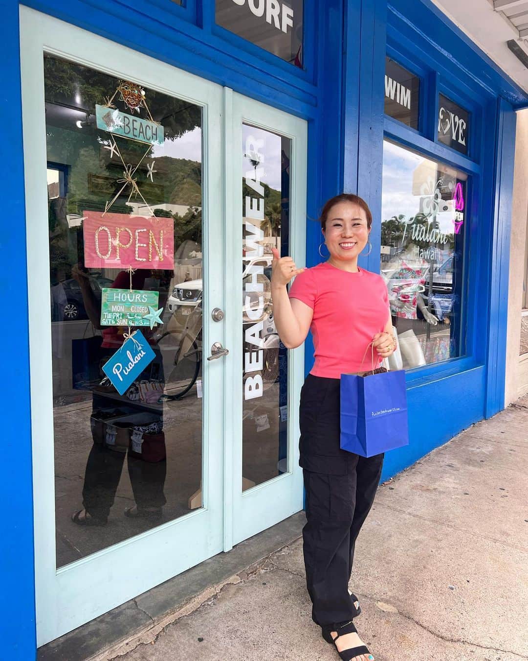 Pualani Hawaii Beachwearさんのインスタグラム写真 - (Pualani Hawaii BeachwearInstagram)「日本からいらした、美しいマーメイド🧜🏼‍♀️🩷 ご来店ありがとうございました🥰  ゴールデンウィーク、日本からのお客様がたくさん立ち寄ってくださいます〜💕 スタッフ一同、とっても嬉しいです！  ご夫婦でのハワイ時間、楽しんでください🥰  #hawaii#ハワイ#ハワイライフ#ハワイ旅行 #ハワイ観光#ハワイ土産 #モンサラット#モンサラットアベニュー #ハワイの水着#水着#ハワイの思い出 #ゴールデンウィーク#gw」5月3日 7時11分 - pualani_monsarrat