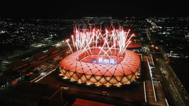 Sorriso Marotoのインスタグラム：「Que edição linda do @sorrisoasantigas vocês entregaram pra gente, Manaus! 🤩  Acho que nesse vídeo, dá pra sentir a emoção que rolou de ver de cima do palco a Arena Amazônia lotada de tanto amor. 🧡  Quem tava lá sabe o que estamos falando, esse projeto tem um significado enorme pra nós, é a comemoração dos nossos 25 anos de carreira e demos mais um passo com vocês. Obrigado papai do céu, por esse momento! 🙏🏽  Belém-PA estamos chegando pra fazer uma festa linda, a gente se vê dia 14 de Maio!💥  🎥 @jeandukaa」