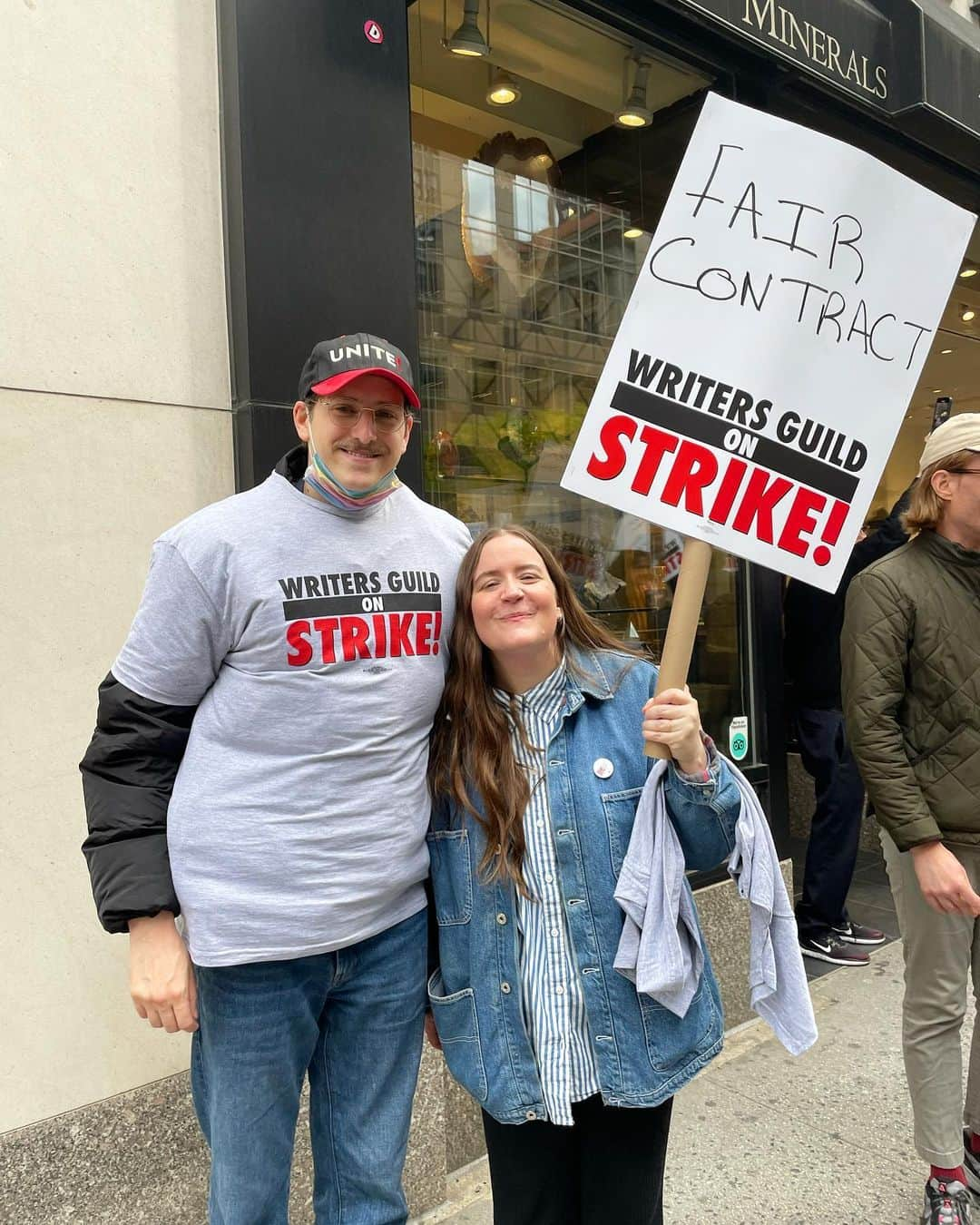 エイディー・ブライアントのインスタグラム：「WGA STRONG IN NYC! I love my unions @wgaeast @sagaftra @directorsguild ! And thanks to all the NYC bus drivers who honked in support 🚎❤️ those honks had me JUICED! And the union I have the biggest crush on? ❤️ @iatse ❤️」