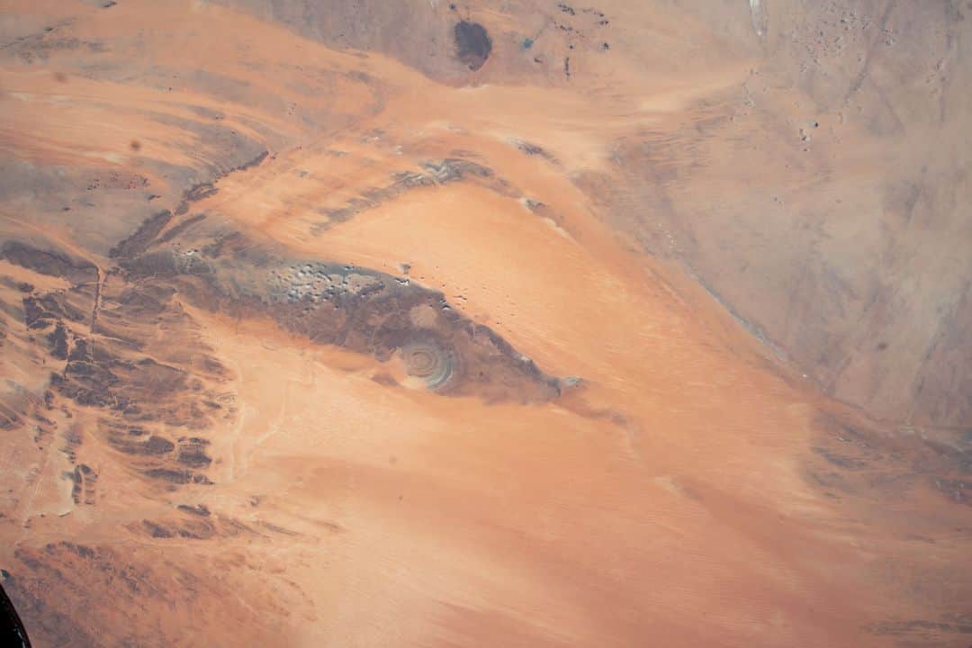 国際宇宙ステーションさんのインスタグラム写真 - (国際宇宙ステーションInstagram)「The Richat Structure, also known as the "Eye of the Sahara," an eroded geological dome in the nation of Mauritania, is pictured from the International Space Station as it orbited over 250 miles above north Africa.  #earth #africa #mauritania #eye #sahara #structure #international #space #station」5月3日 7時23分 - iss