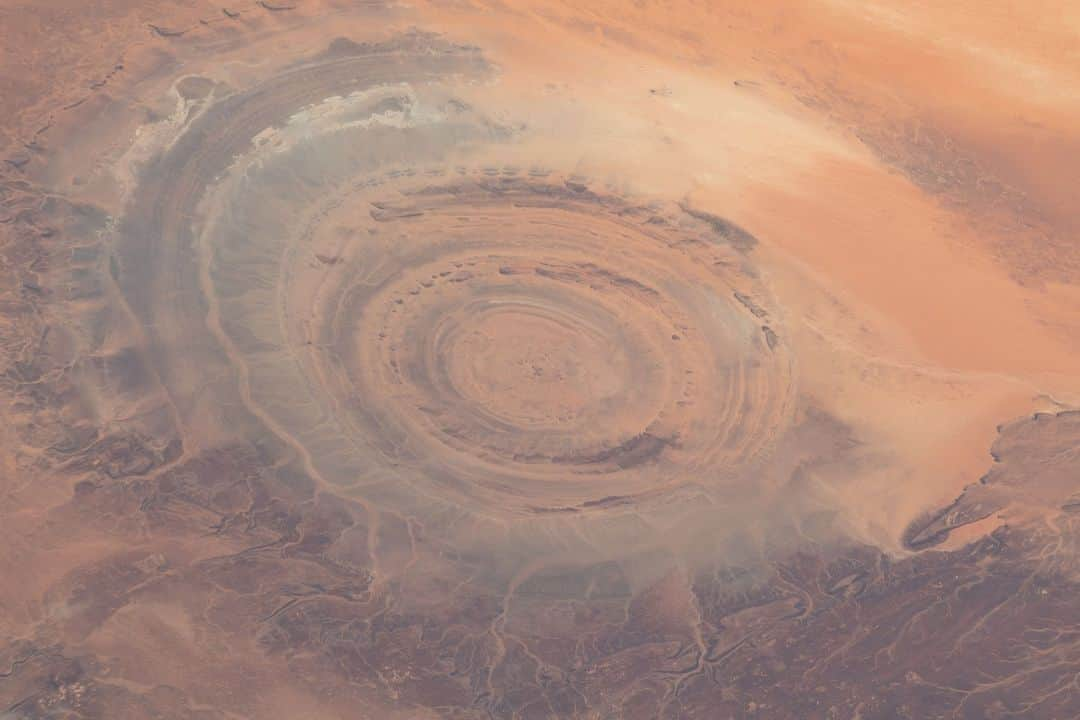 国際宇宙ステーションさんのインスタグラム写真 - (国際宇宙ステーションInstagram)「The Richat Structure, also known as the "Eye of the Sahara," an eroded geological dome in the nation of Mauritania, is pictured from the International Space Station as it orbited over 250 miles above north Africa.  #earth #africa #mauritania #eye #sahara #structure #international #space #station」5月3日 7時23分 - iss