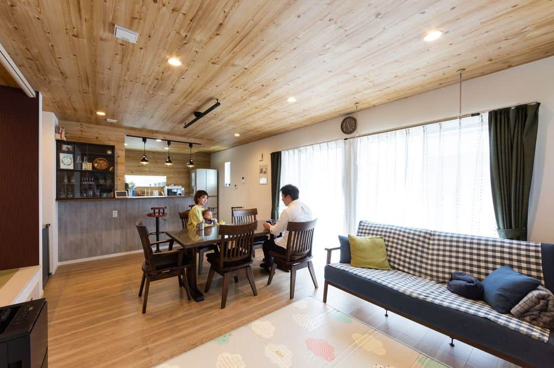 ハゼモト建設株式会社のインスタグラム：「「心地よい暮らし」を、ずっと続けてほしいから。 ZEH基準を上回るグレードの高気密・高断熱な高性能住宅＋自然の力を活用したパッシブ設計を採用しています。 きちんとした家づくりを、コスパ良く。それがハゼモト建設の想いです。  プロフィールのHPから厳選間取りプラン＆施工事例をご紹介中です♪ @hazemoto_kensetsu   ＊＊＊＊＊＊＊＊＊＊＊＊＊＊ 快適で健康的、家計にもやさしい。 住まいとしての「当たり前」を体感していただけるのがハゼモト建設の家づくりです。 『価格と性能を両方まじめに考える工務店』-ハゼモト建設株式会社は高性能で低価格が標準品質-  北九州市小倉北区片野4-12-10 電話番号 093-931-0521 家づくり相談会、モデルハウス見学会を実施中です。 ＊＊＊＊＊＊＊＊＊＊＊＊＊＊  #北九州注文住宅 #北九州新築 #北九州工務店 #注文住宅北九州 #新築北九州 #工務店北九州 #リフォーム北九州 #リノベーション北九州 #福岡子育て #土地探し北九州 #ローコスト住宅北九州 #現場見学会北九州 #シンプルな暮らし #モデルハウス北九州 #マイホーム準備 #ZEH北九州 #ハゼモト建設 #マイホーム準備 #高断熱住宅北九州 #木造住宅北九州 #子育て北九州 #施工事例北九州 #快適な暮らし #長期優良住宅北九州 #家づくり北九州 #一戸建て北九州 #ハウスメーカー北九州 #北九州市 #ハゼモト建設株式会社」