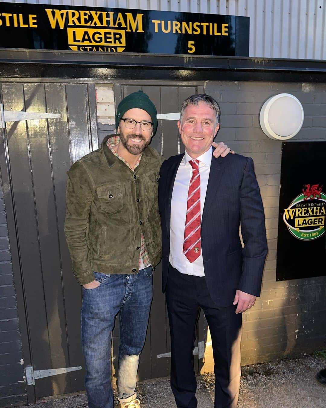 ライアン・レイノルズさんのインスタグラム写真 - (ライアン・レイノルズInstagram)「The first Tuesday in May.   What an unforgettable evening in Wrexham celebrating both @wrexham_afc and @wrexhamafcwomen gaining promotion and winning their leagues. BONKERS ⚔️❤️⚔️」5月3日 7時26分 - vancityreynolds