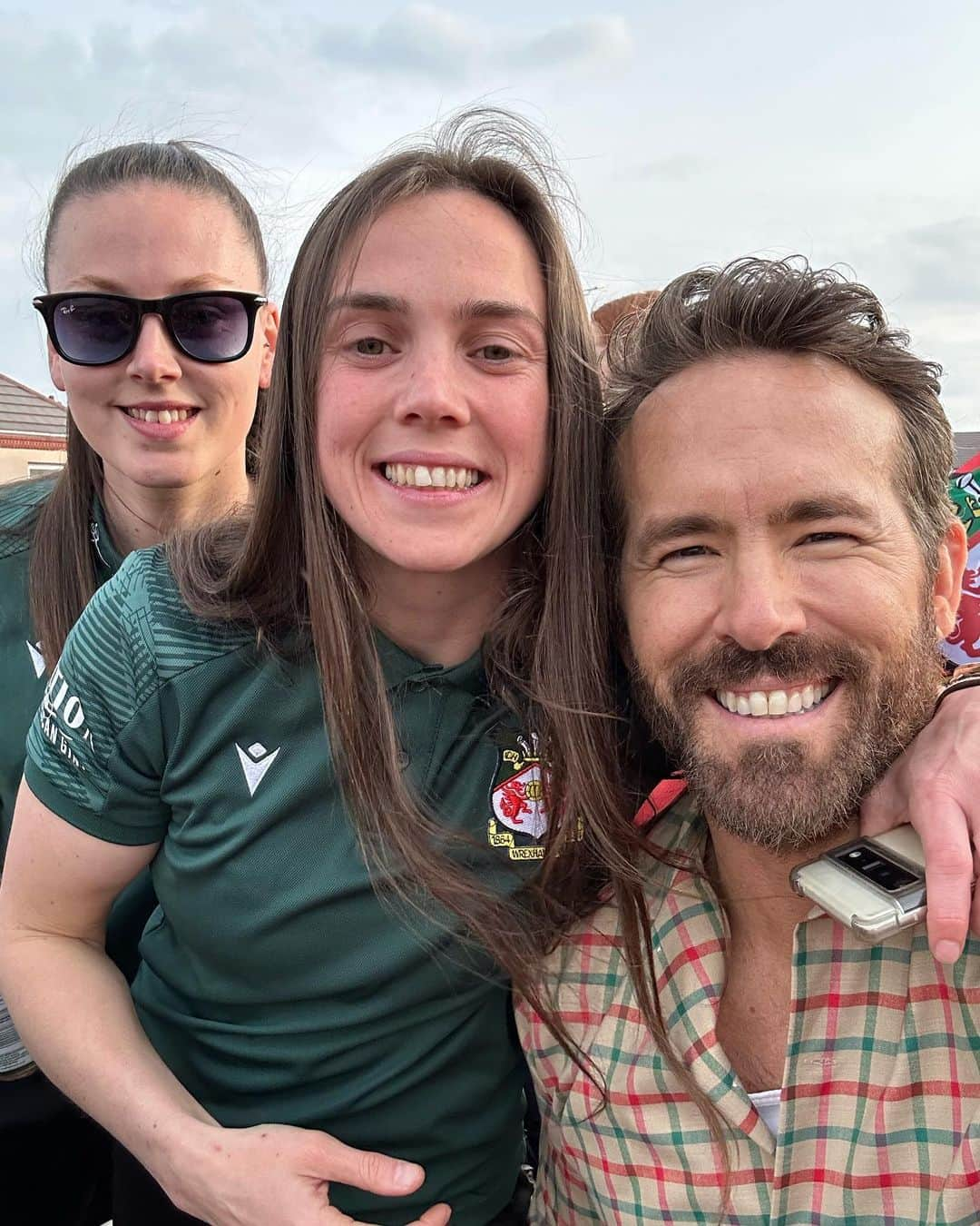 ライアン・レイノルズさんのインスタグラム写真 - (ライアン・レイノルズInstagram)「The first Tuesday in May.   What an unforgettable evening in Wrexham celebrating both @wrexham_afc and @wrexhamafcwomen gaining promotion and winning their leagues. BONKERS ⚔️❤️⚔️」5月3日 7時26分 - vancityreynolds