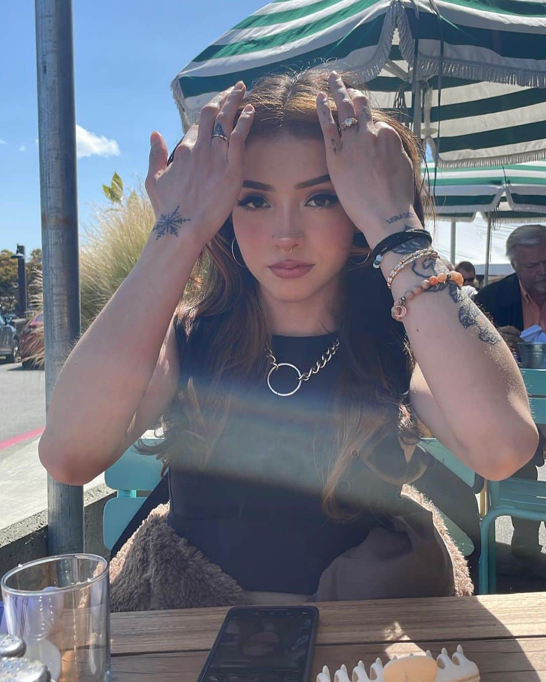 バレンティナ・アコスタ・ギラルドのインスタグラム：「Abril fue un mes muy divertido y lleno de actividades, proyectos nuevos y cumpleaños 🥳  Necesité dormir mucho los últimos días de abril para permitir que mi cuerpo se recuperara y estar lista para Mayo, porque también viene interesante 😮‍💨 Pero me encanta 20/10 ✨」