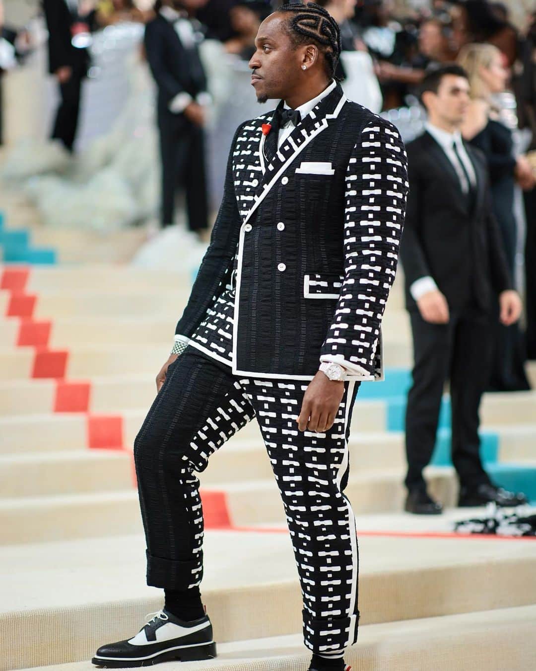 のインスタグラム：「5/1: MET GALA  Thank you @thombrowne for being a gracious host and assembling an eclectic mix of talented people with amazing energy. It was great meeting all of you.   Styling: @coreytstokes  📸: @jasonschmidtstudio」