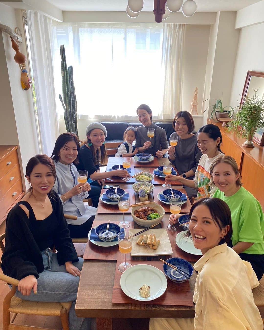 鳳山えりさんのインスタグラム写真 - (鳳山えりInstagram)「野口真紀さん お料理教室😊  中華の会🥟🥟  牡蠣がもう終わりとのことで、急遽今月に😊✨  全部簡単でおいしかったー！ 習った人が半分くらい当日に作るのが真紀さん料理教室🍳  今年はまだまだ新刊もでるよー😁  #野口真紀 #野口真紀さんレシピ  #中華料理教室 #牡蠣の春巻き #ピータンの白和え #じゃがいもとピーマンの山椒炒め #腸詰ご飯 #手羽先の黒酢煮 #もう3回は作ったなw #主婦修行中  #お家ご飯  @makinoguchi1022」5月3日 7時43分 - eri_toriyama