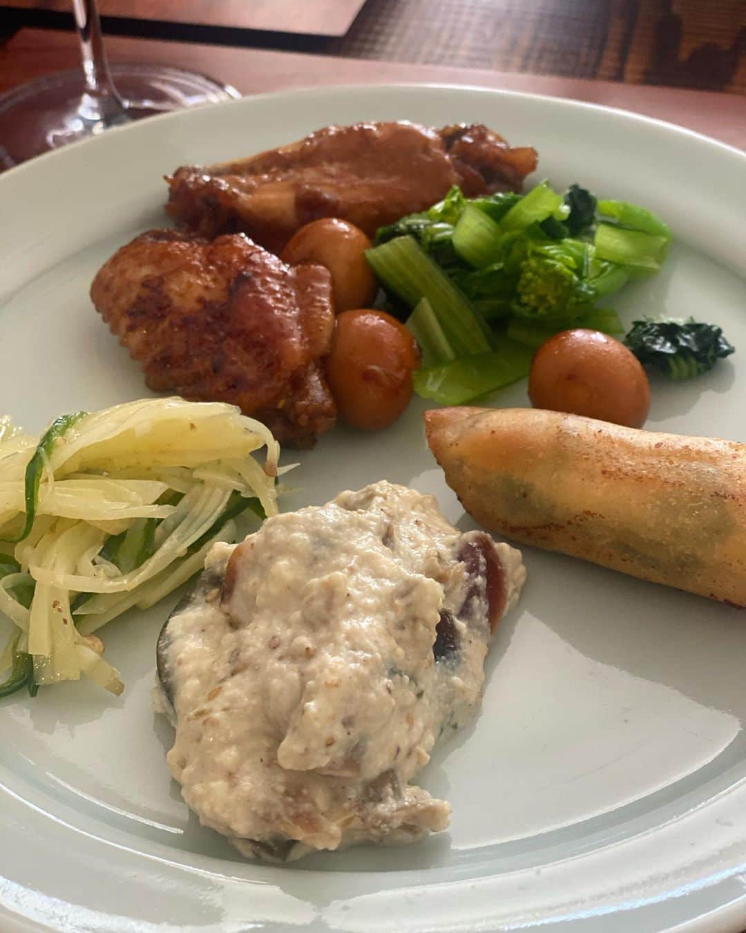 鳳山えりさんのインスタグラム写真 - (鳳山えりInstagram)「野口真紀さん お料理教室😊  中華の会🥟🥟  牡蠣がもう終わりとのことで、急遽今月に😊✨  全部簡単でおいしかったー！ 習った人が半分くらい当日に作るのが真紀さん料理教室🍳  今年はまだまだ新刊もでるよー😁  #野口真紀 #野口真紀さんレシピ  #中華料理教室 #牡蠣の春巻き #ピータンの白和え #じゃがいもとピーマンの山椒炒め #腸詰ご飯 #手羽先の黒酢煮 #もう3回は作ったなw #主婦修行中  #お家ご飯  @makinoguchi1022」5月3日 7時43分 - eri_toriyama