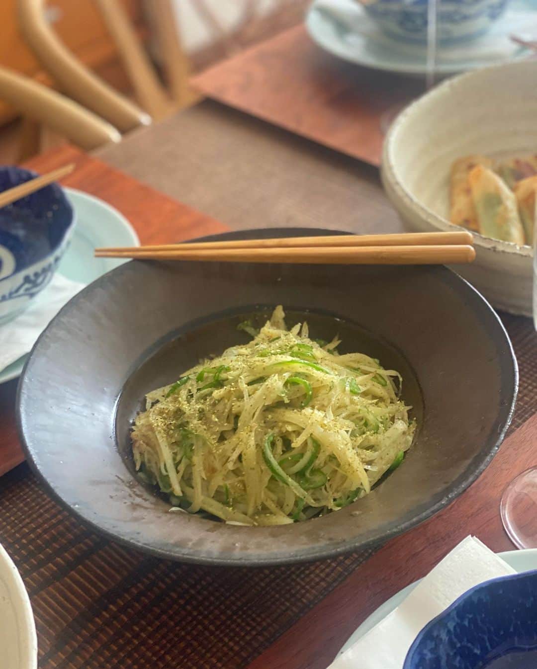 鳳山えりさんのインスタグラム写真 - (鳳山えりInstagram)「野口真紀さん お料理教室😊  中華の会🥟🥟  牡蠣がもう終わりとのことで、急遽今月に😊✨  全部簡単でおいしかったー！ 習った人が半分くらい当日に作るのが真紀さん料理教室🍳  今年はまだまだ新刊もでるよー😁  #野口真紀 #野口真紀さんレシピ  #中華料理教室 #牡蠣の春巻き #ピータンの白和え #じゃがいもとピーマンの山椒炒め #腸詰ご飯 #手羽先の黒酢煮 #もう3回は作ったなw #主婦修行中  #お家ご飯  @makinoguchi1022」5月3日 7時43分 - eri_toriyama