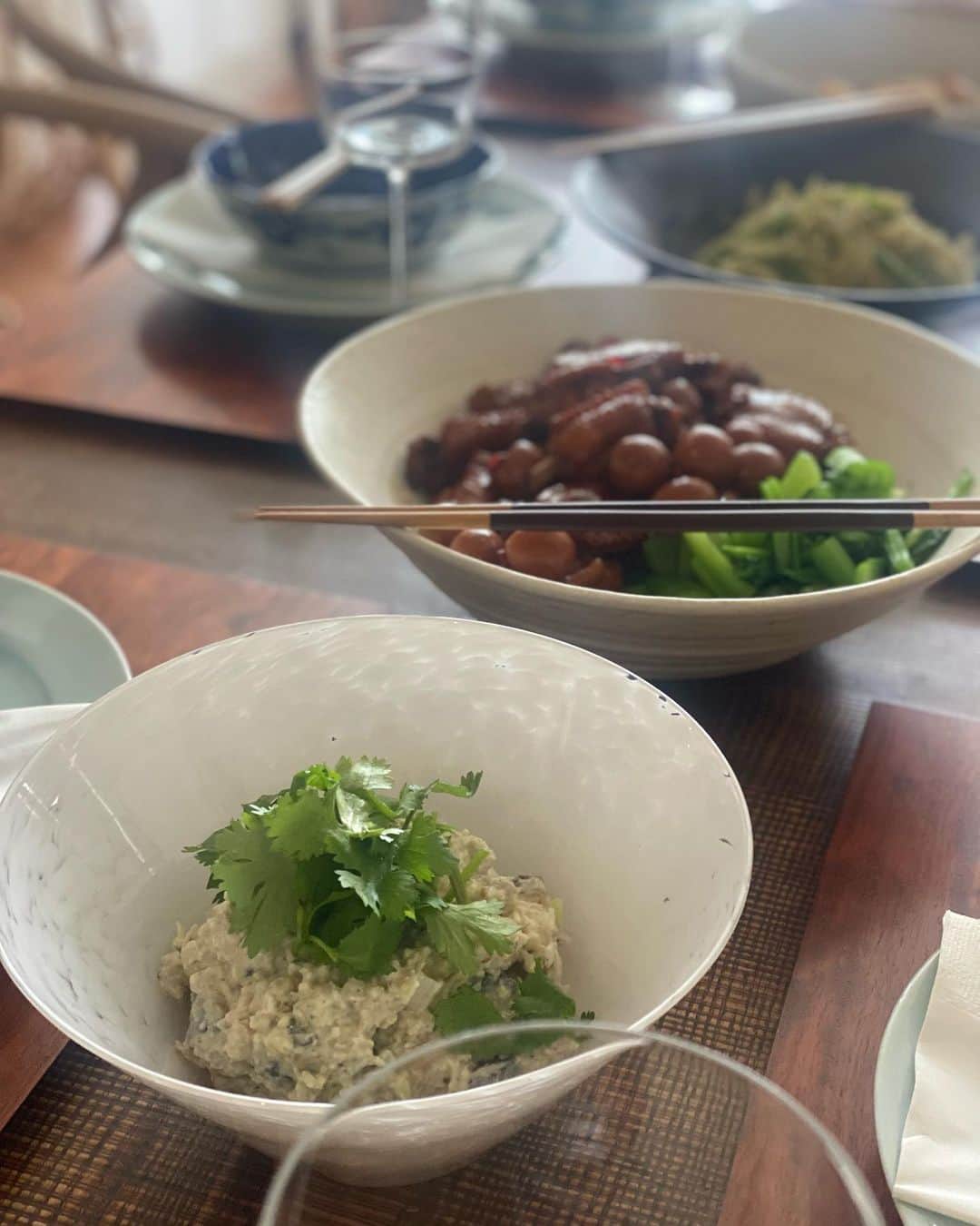 鳳山えりさんのインスタグラム写真 - (鳳山えりInstagram)「野口真紀さん お料理教室😊  中華の会🥟🥟  牡蠣がもう終わりとのことで、急遽今月に😊✨  全部簡単でおいしかったー！ 習った人が半分くらい当日に作るのが真紀さん料理教室🍳  今年はまだまだ新刊もでるよー😁  #野口真紀 #野口真紀さんレシピ  #中華料理教室 #牡蠣の春巻き #ピータンの白和え #じゃがいもとピーマンの山椒炒め #腸詰ご飯 #手羽先の黒酢煮 #もう3回は作ったなw #主婦修行中  #お家ご飯  @makinoguchi1022」5月3日 7時43分 - eri_toriyama