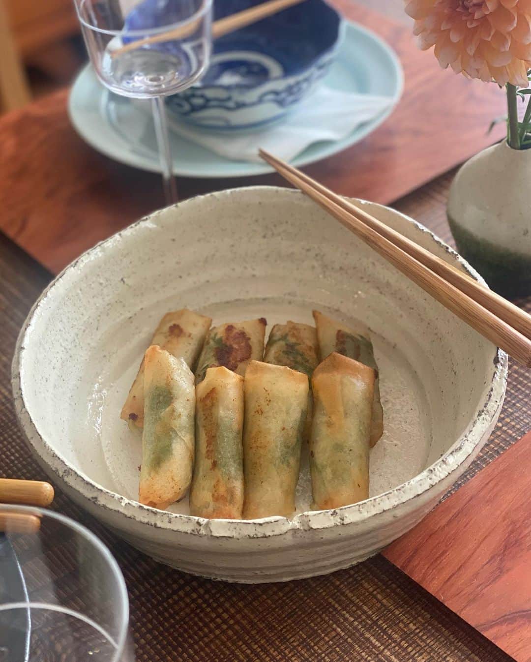鳳山えりさんのインスタグラム写真 - (鳳山えりInstagram)「野口真紀さん お料理教室😊  中華の会🥟🥟  牡蠣がもう終わりとのことで、急遽今月に😊✨  全部簡単でおいしかったー！ 習った人が半分くらい当日に作るのが真紀さん料理教室🍳  今年はまだまだ新刊もでるよー😁  #野口真紀 #野口真紀さんレシピ  #中華料理教室 #牡蠣の春巻き #ピータンの白和え #じゃがいもとピーマンの山椒炒め #腸詰ご飯 #手羽先の黒酢煮 #もう3回は作ったなw #主婦修行中  #お家ご飯  @makinoguchi1022」5月3日 7時43分 - eri_toriyama
