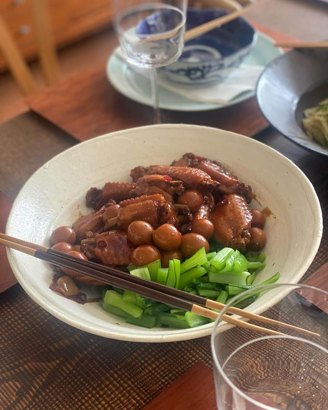 鳳山えりのインスタグラム：「野口真紀さん お料理教室😊  中華の会🥟🥟  牡蠣がもう終わりとのことで、急遽今月に😊✨  全部簡単でおいしかったー！ 習った人が半分くらい当日に作るのが真紀さん料理教室🍳  今年はまだまだ新刊もでるよー😁  #野口真紀 #野口真紀さんレシピ  #中華料理教室 #牡蠣の春巻き #ピータンの白和え #じゃがいもとピーマンの山椒炒め #腸詰ご飯 #手羽先の黒酢煮 #もう3回は作ったなw #主婦修行中  #お家ご飯  @makinoguchi1022」