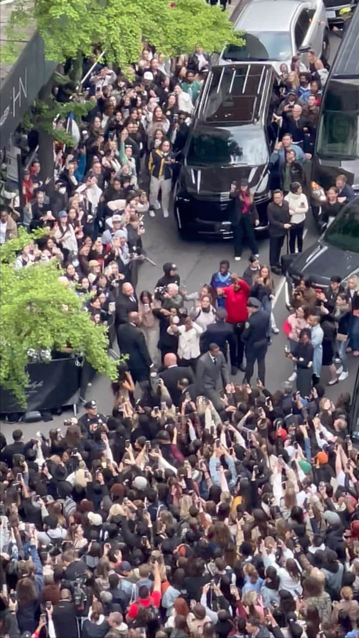 JO BAKERのインスタグラム：「MET GALA 23…. I think I have ptsd… #metmadness I love you but I’m always glad when it’s over. @themarkhotelny please next year unlock your stair wells ~ I beg 🙏🏻😂」