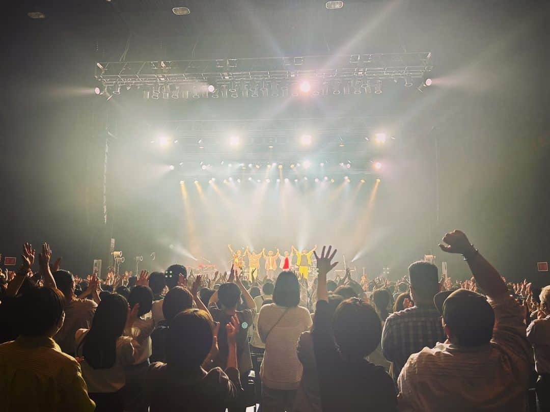 因幡始のインスタグラム：「ライブハウスツアー初日、Zepp Nambaにお集まりの皆様、どうもありがとうございました！  めちゃくちゃに盛り上がった🕺 皆様のおかげで最高のスタートを切ることが出来ましたーっ。  この勢いで各地にwacciを届けてきます。 次は新潟！🌾  #wacci」