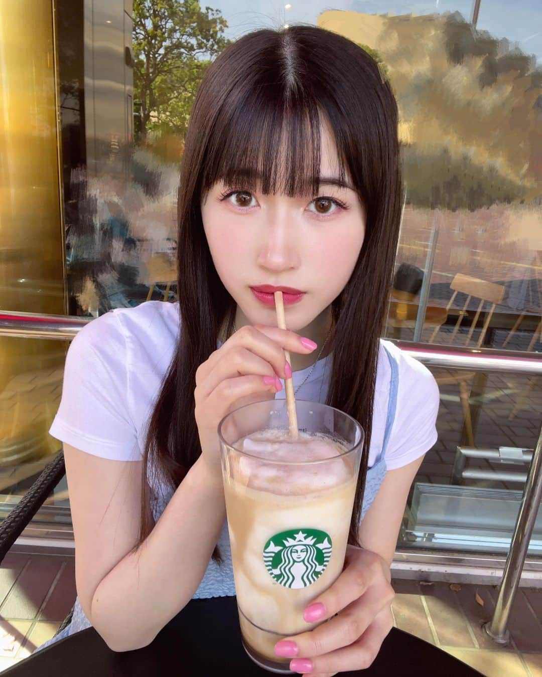 安城夢那のインスタグラム：「おはよう☕️☀️𓈒𓏸  ドリンクのサイズなんか大きいよね🥤   #スタバ  #starbucks  #☕️ #jk  #女子高生 #goodmorning  #朝 #ブルベ冬  #ブルベ」