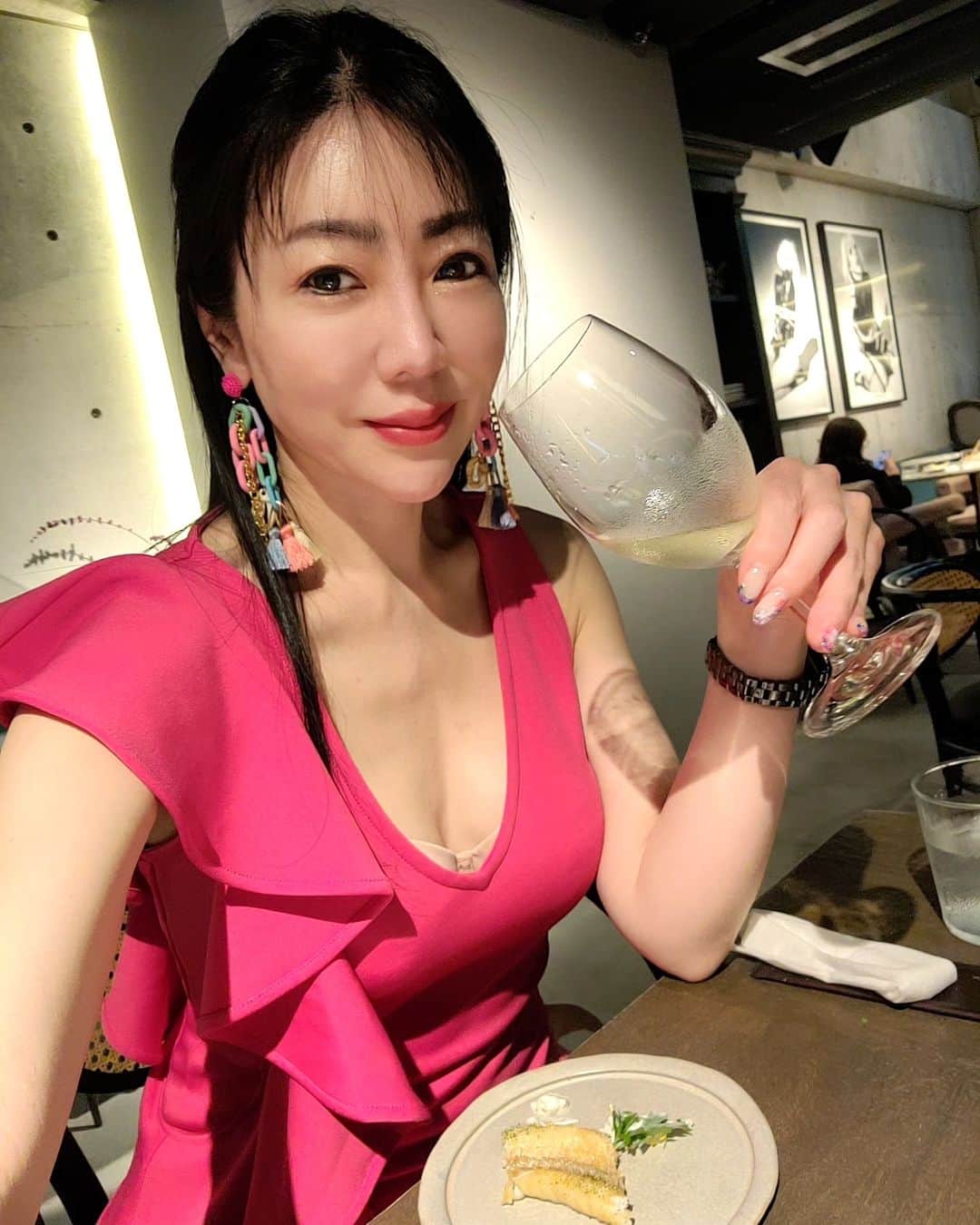 今堀恵理のインスタグラム：「私が京都でずっとリピートしてるホテルはここだけ 『NODE HOTEL KYOTO』 @nodehotel.kyoto   レストランのシェフが新しくなりグレードアップしたとの事で行ってきました😊 サラダ、オードブル、お肉、パスタ、ハンバーグ、デザートまで全て美味しいの❤ そしてワインもナチュールとかも置いてます 雰囲気も良いしコスパも良いです😌💓  私のコーデは全身 @shein_japan  @sheinofficial  今年のフェスファッションはSHEINで決まり！HOTで新しいフェススタイルを楽しもう！ ワンピース12593299 サングラス 9717195 靴 6199137 ピアス 10191073 割引クーポン有ります「JPSMF007」使うとお得です💕(有効期限 6月末日)  #nodehotel  #京都グルメ #SHEINforAll #SHEINmusicfest  #現代アート」