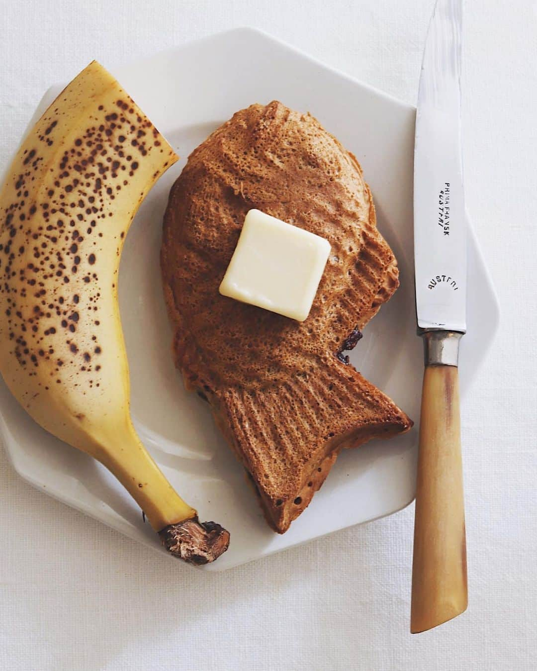 樋口正樹さんのインスタグラム写真 - (樋口正樹Instagram)「Taiyaki & Banana 🐟🍌 . 今朝はたい焼きとバナナ。 冷凍しいてたたい焼きを トーストしてバターのせ、 ＆食べ頃バナナのハーフ😋 . . . #手抜き朝食 #たい焼き #たいやき #朝バナナ #食べ頃バナナ #目黒ひいらぎ #taiyaki #banana」5月3日 7時56分 - higuccini