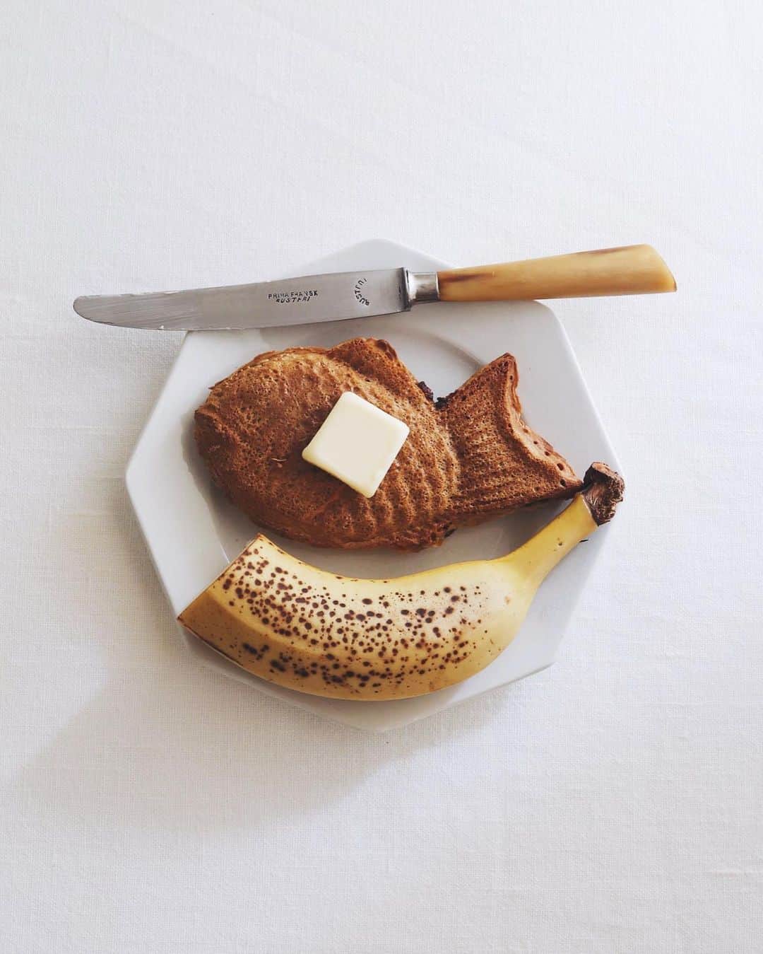 樋口正樹のインスタグラム：「Taiyaki & Banana 🐟🍌 . 今朝はたい焼きとバナナ。 冷凍しいてたたい焼きを トーストしてバターのせ、 ＆食べ頃バナナのハーフ😋 . . . #手抜き朝食 #たい焼き #たいやき #朝バナナ #食べ頃バナナ #目黒ひいらぎ #taiyaki #banana」