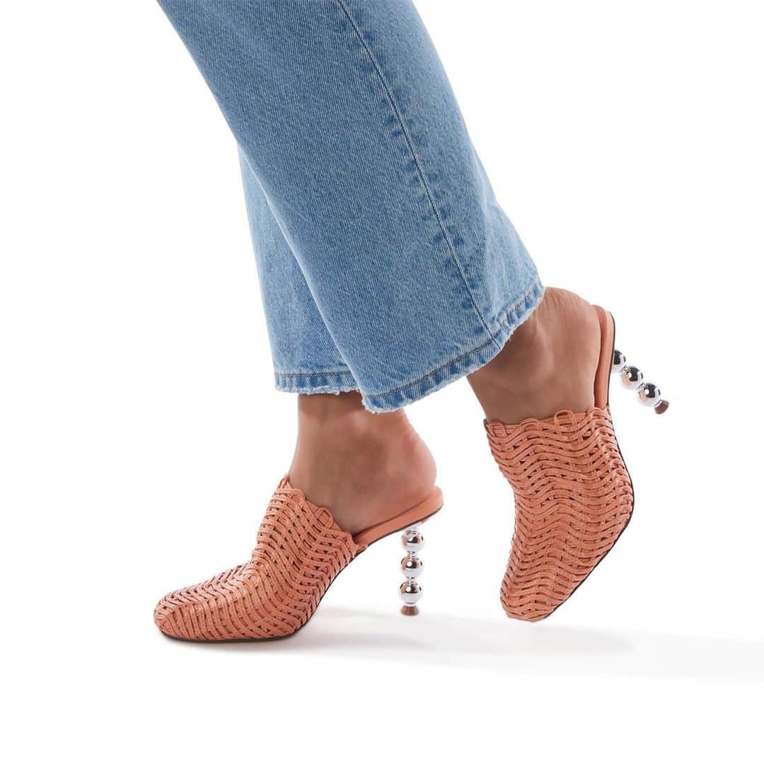 ケイティ・ペリーのインスタグラム：「The Beed is the shoe for your zig-zagging, ball-balancing life #shoesdaytuesday」