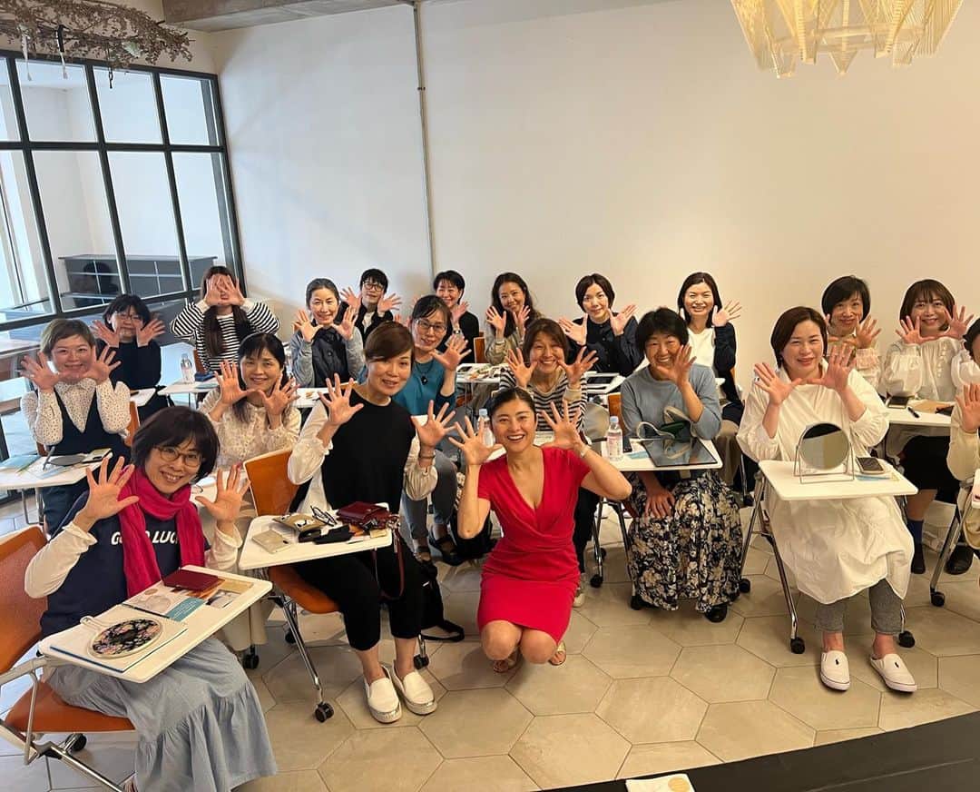 間々田佳子のインスタグラム：「大分でのスペシャル講座が 終わりました❣️ 個々の顔を変えていくレクチャーは楽しい 顔は表情筋の動きで変わる  そのコツをこれからも 全国のみなさまへお伝えしたい  顔のたるみが気になる方 頬のたるみが気になる方 シワが気になる 笑顔に自信がない…など  すべて 顔の運動不足  顔の使い方を少し変えるだけでも 印象はガラッと変わる  私もみんなも コアフェイストレーニングで もっと輝やいていきましょう！🤩🎉🎊🥰  #間々田佳子 #輝くに限界はなし #コアフェイストレーニング」